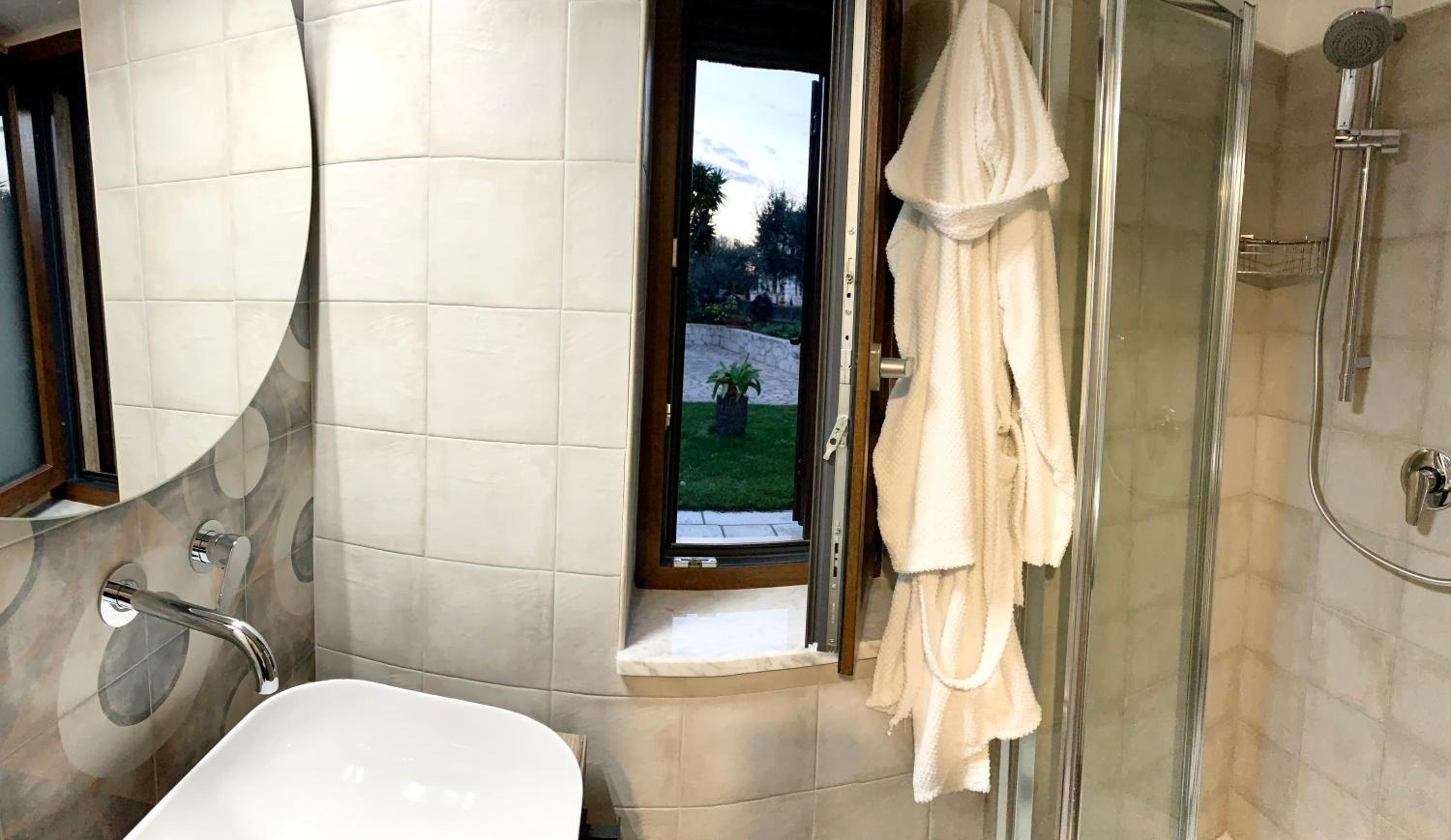 Superior Quadruple Room - Photo 8