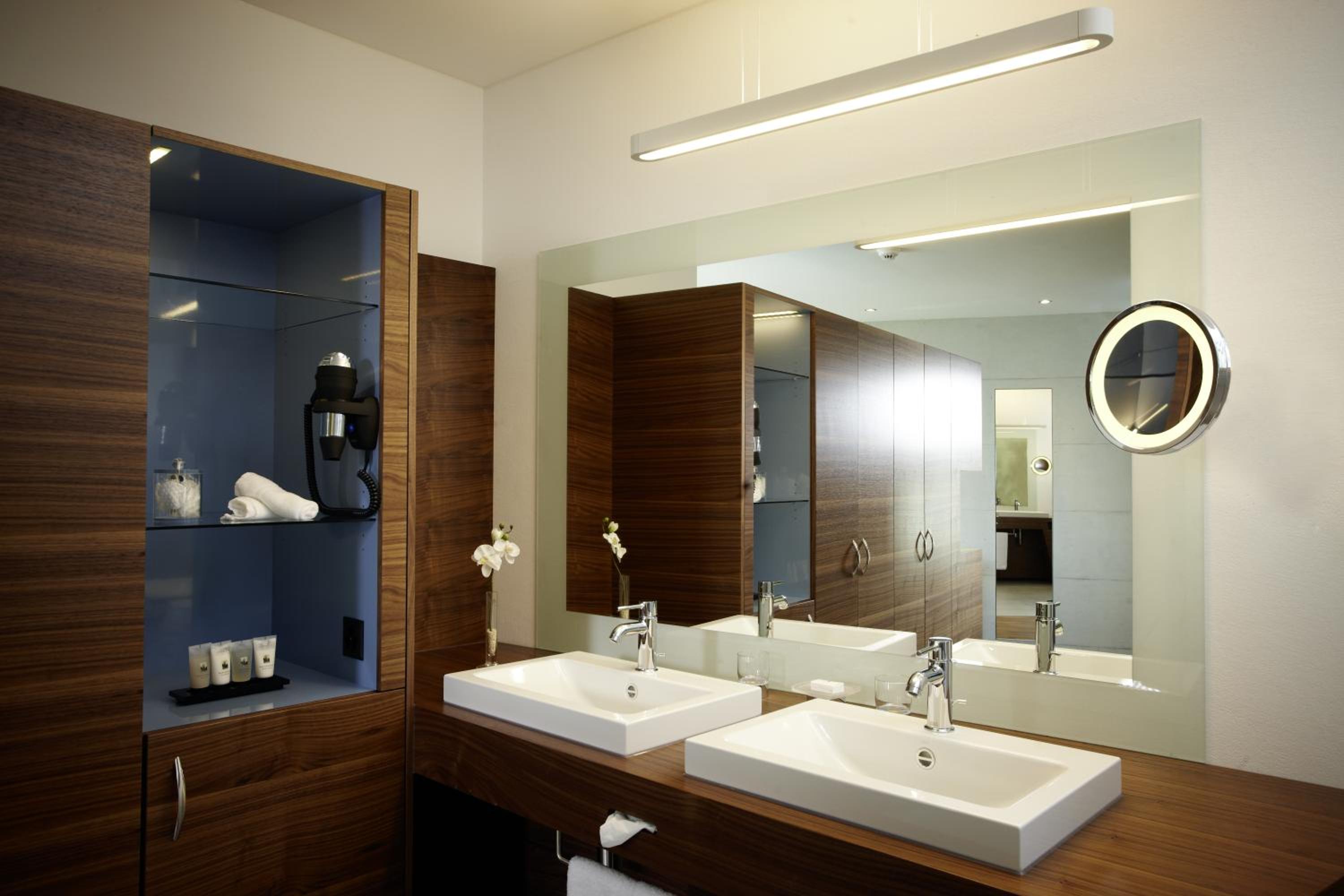 Panorama Club Junior Suite with Spa Bath and Lake View - Photo 4