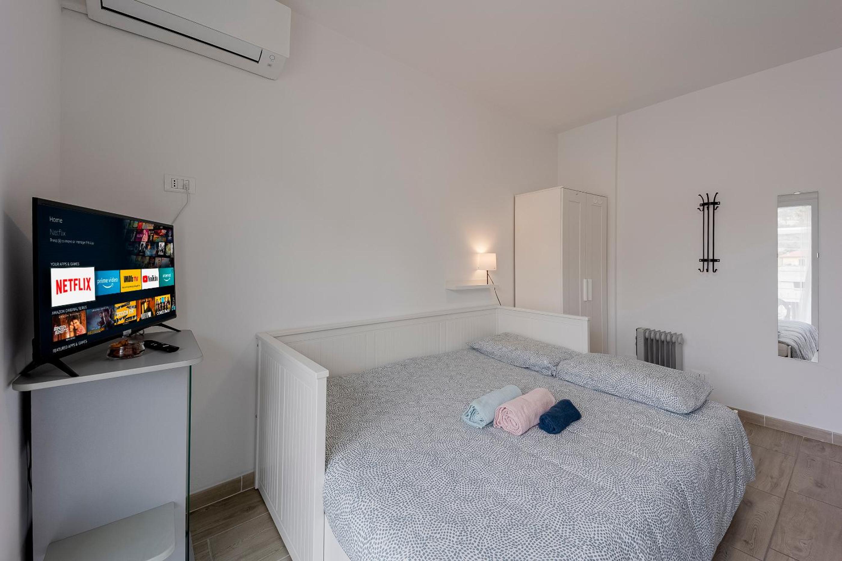 One-Bedroom Apartment photo 1