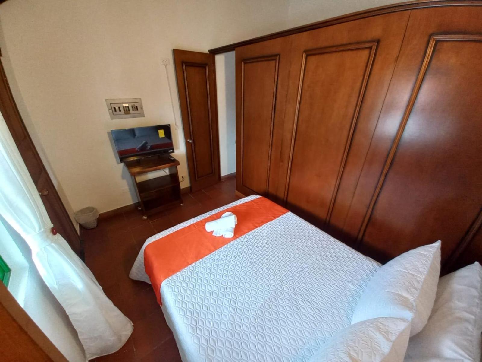 Double Room with Shared Bathroom photo 2