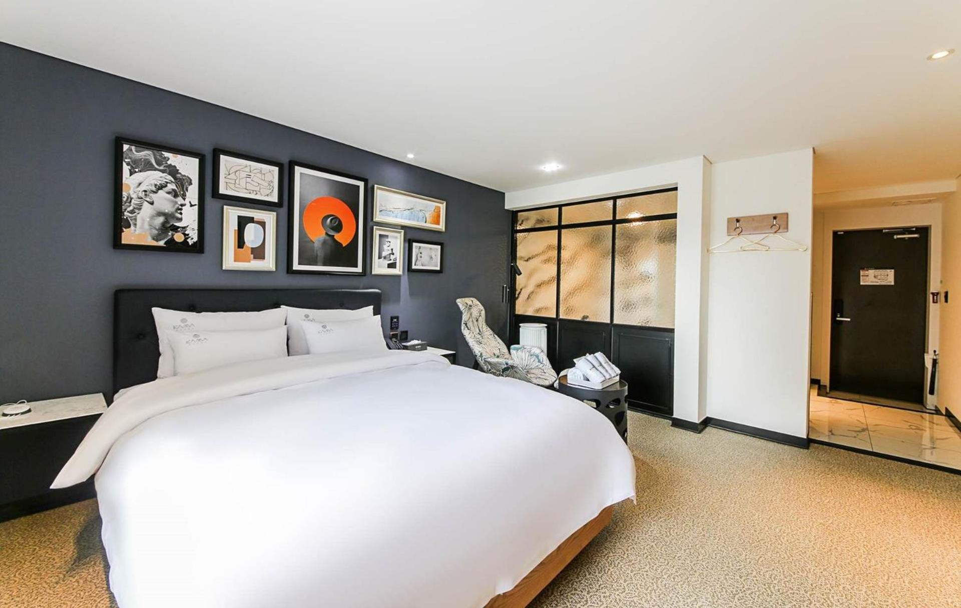 Large Double Room - Photo 1