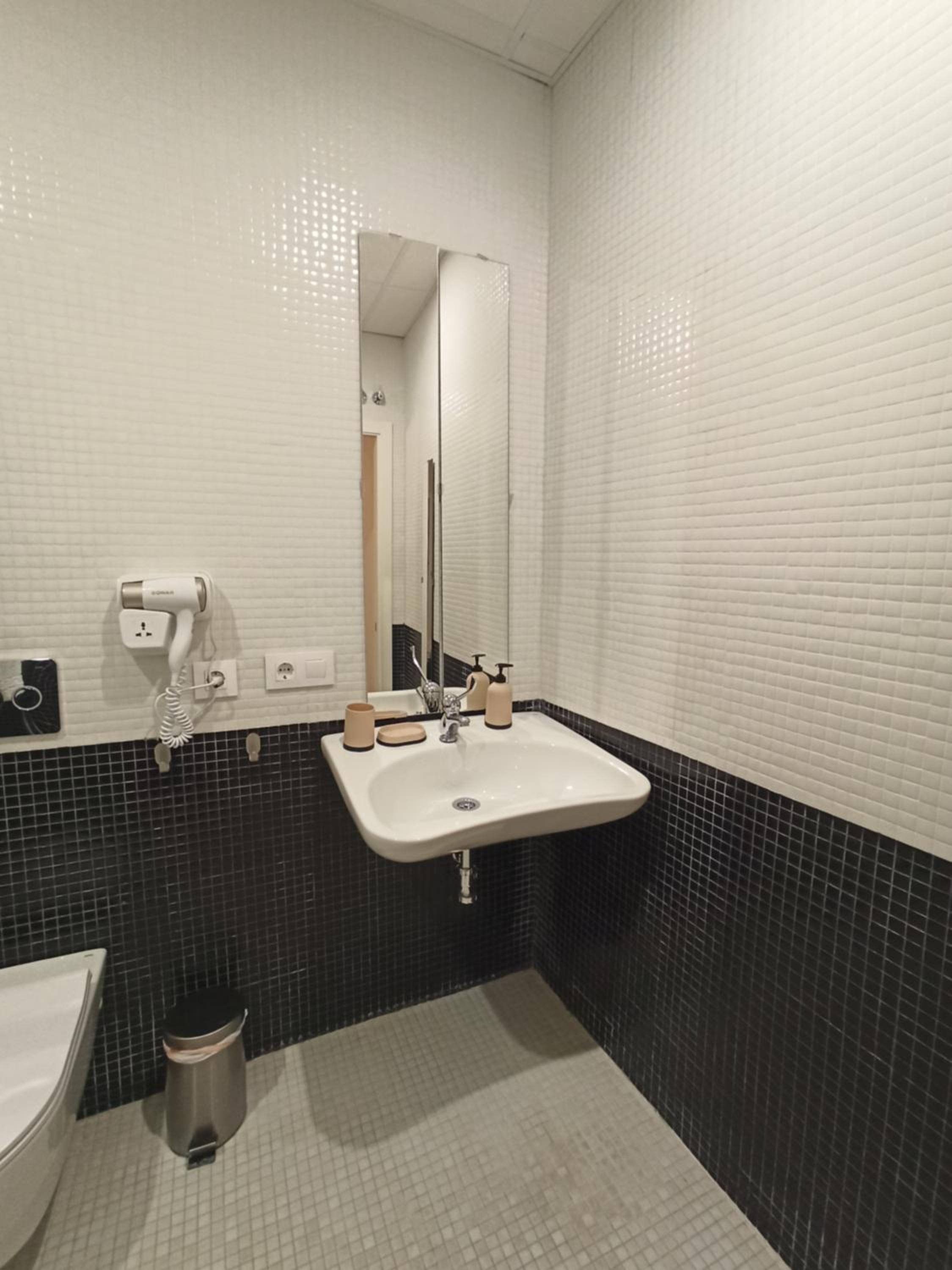 One-Bedroom Premium Apartment - Photo 12