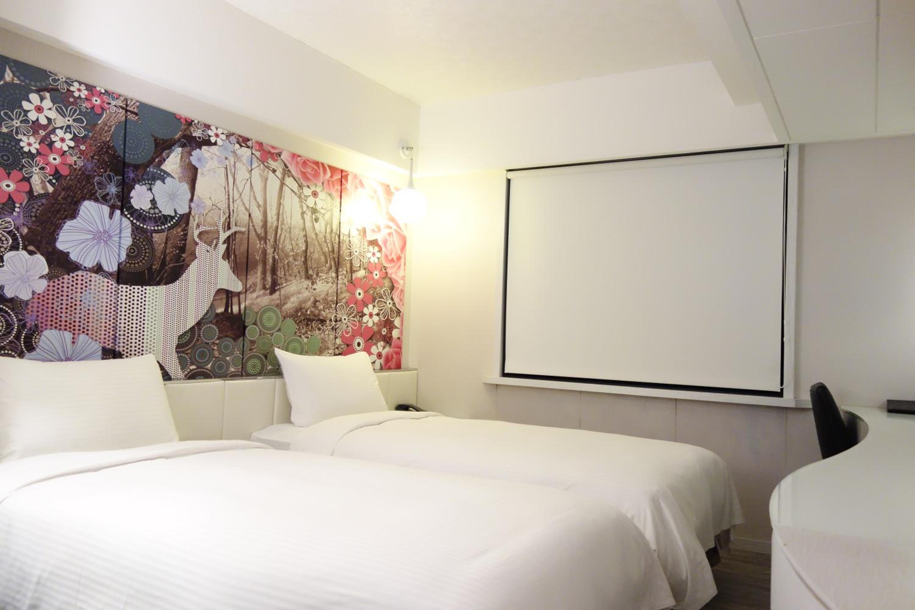 Standard Twin Room - Photo 8