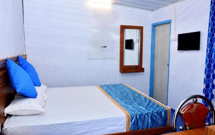 Deluxe Double Room (2 Adults + 1 Child)