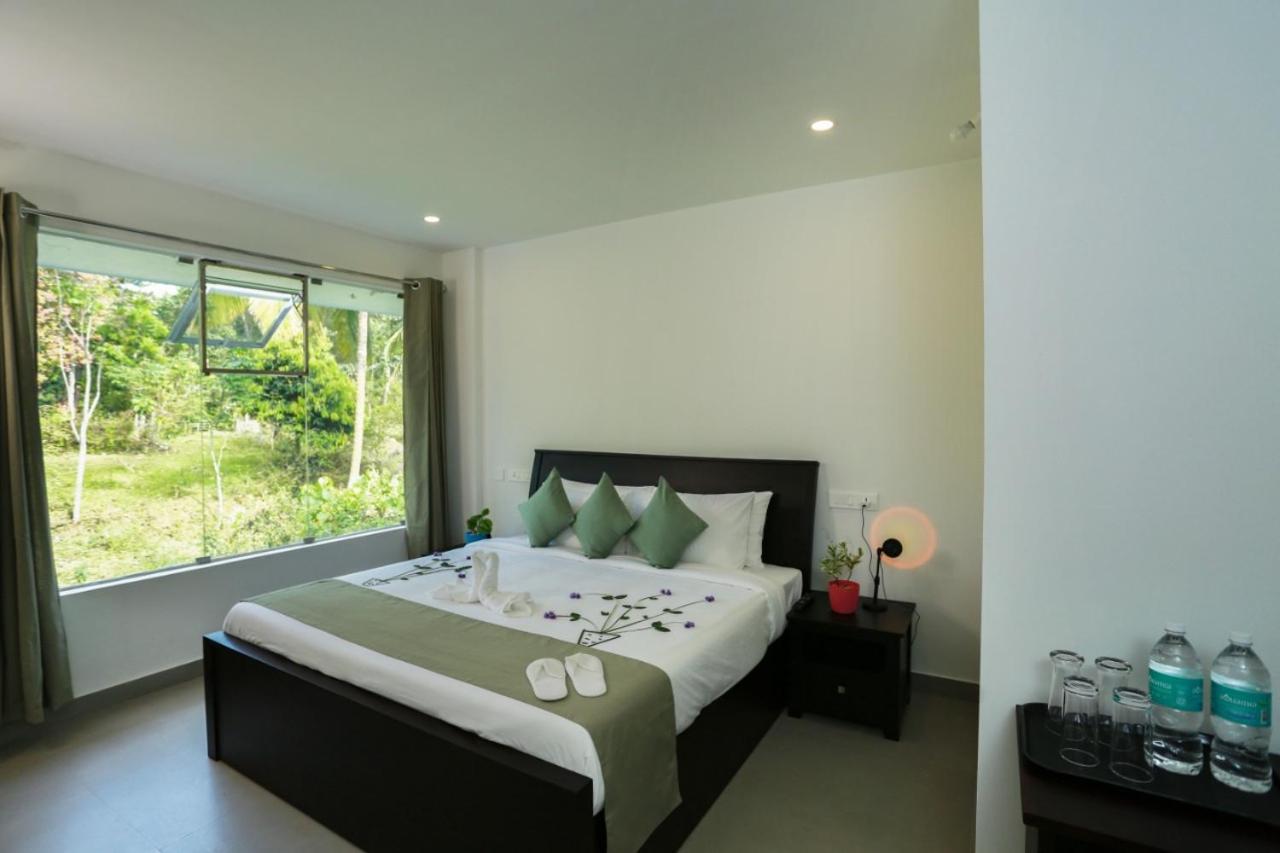 Deluxe Double Room with Balcony - Photo 5