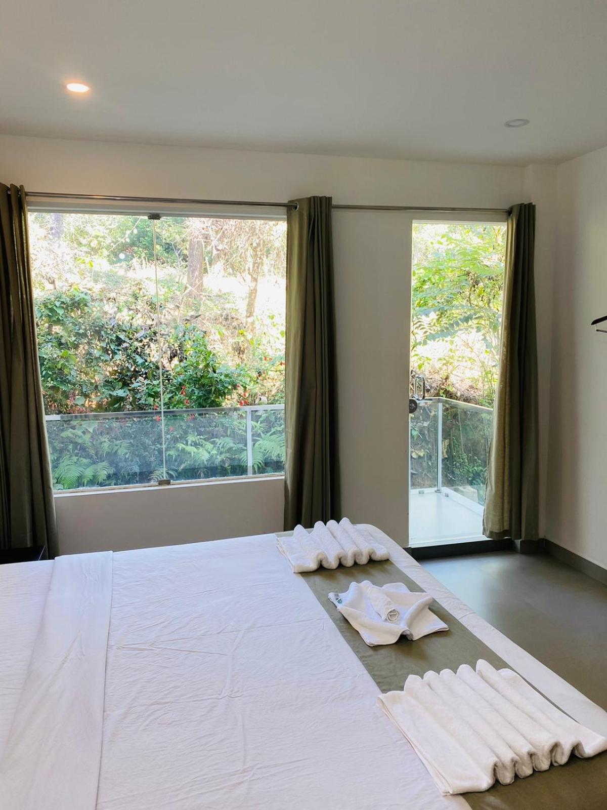 Deluxe Double Room with Balcony - Photo 4