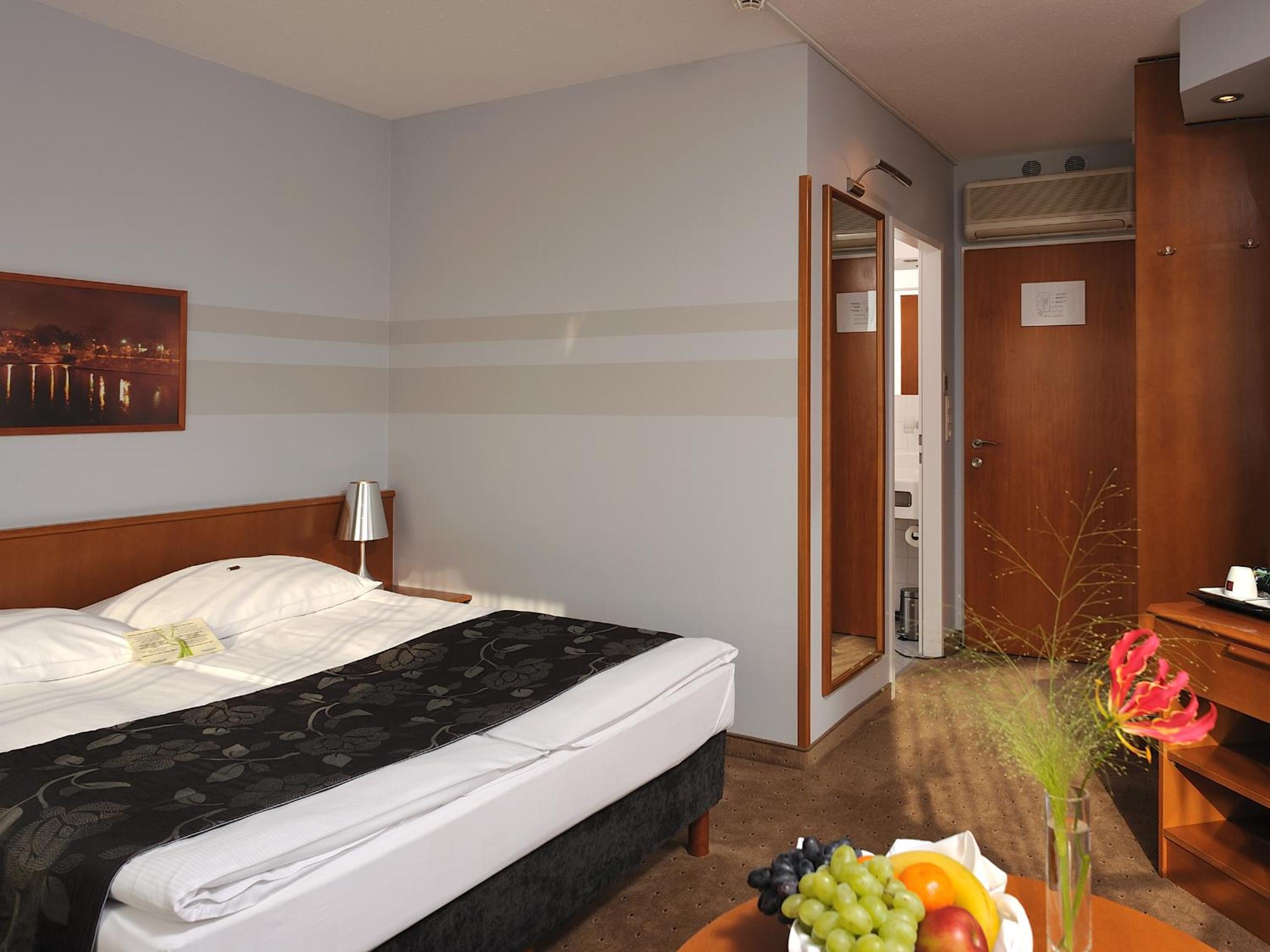 Deluxe Double Room (2 Adults + 1 Child) photo 3