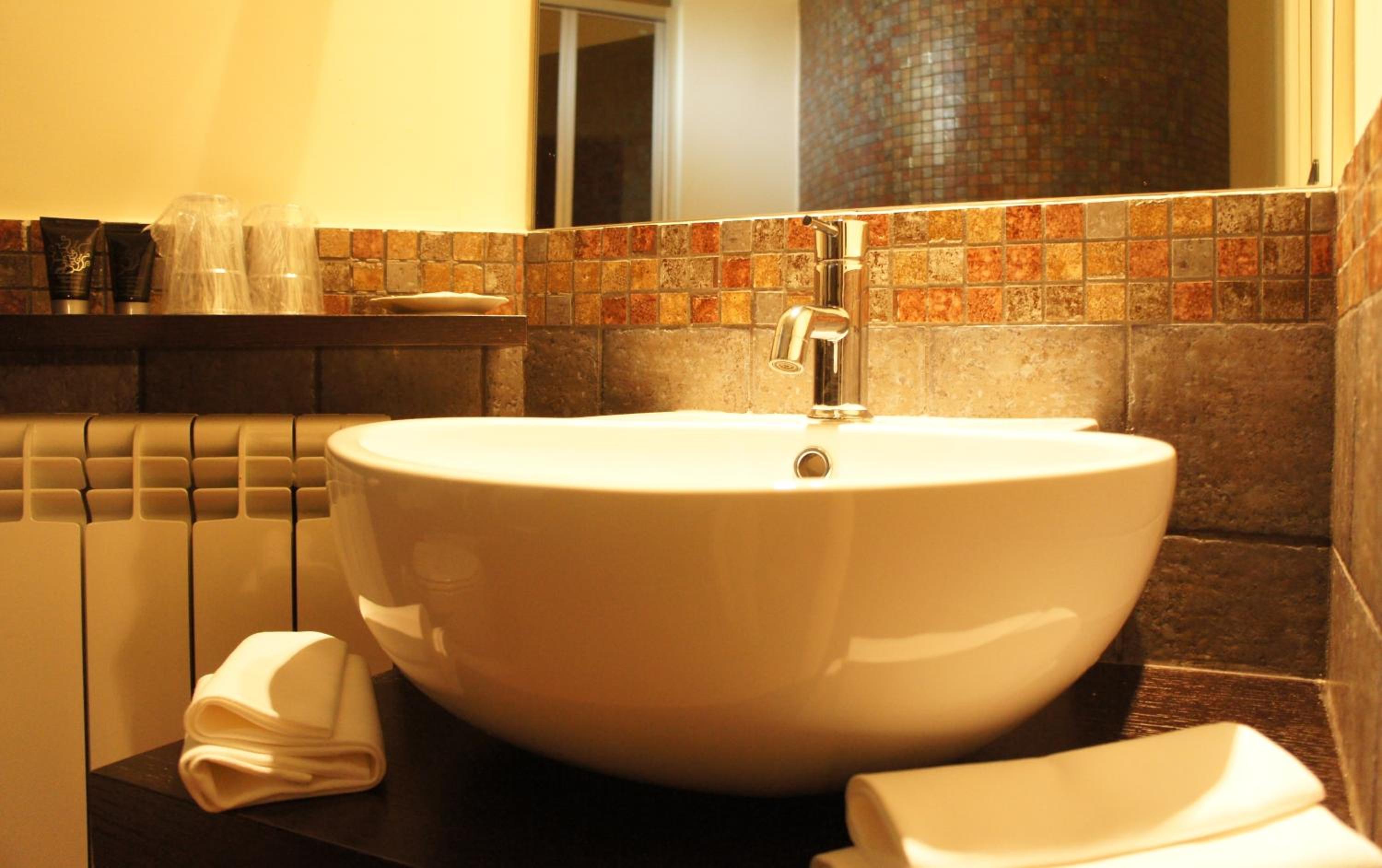 Double or Twin Room - Photo 13