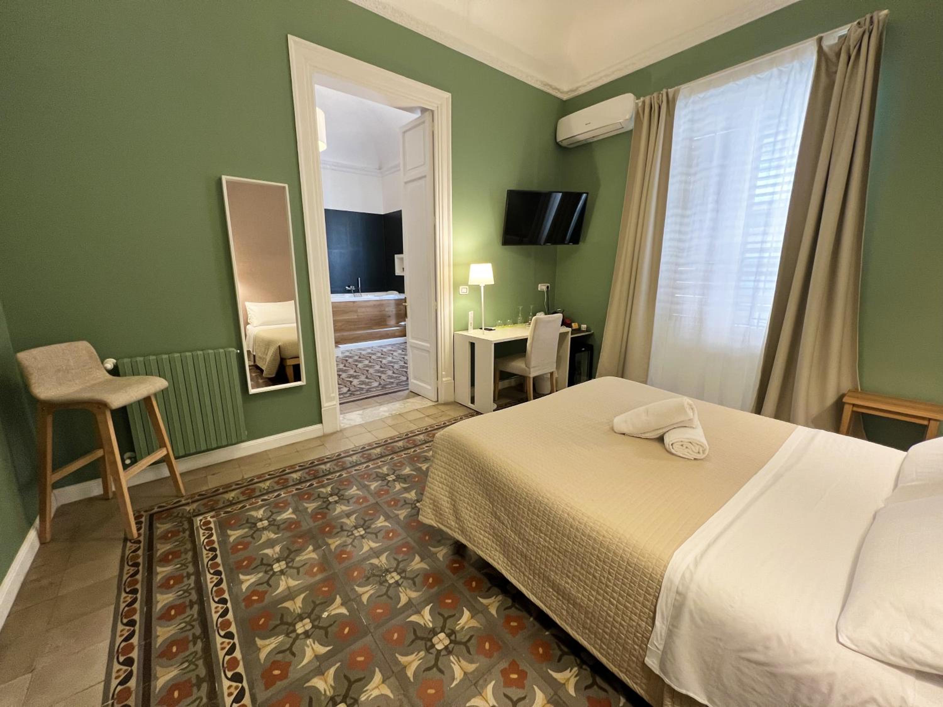 Suite with Spa Bath - Photo 8