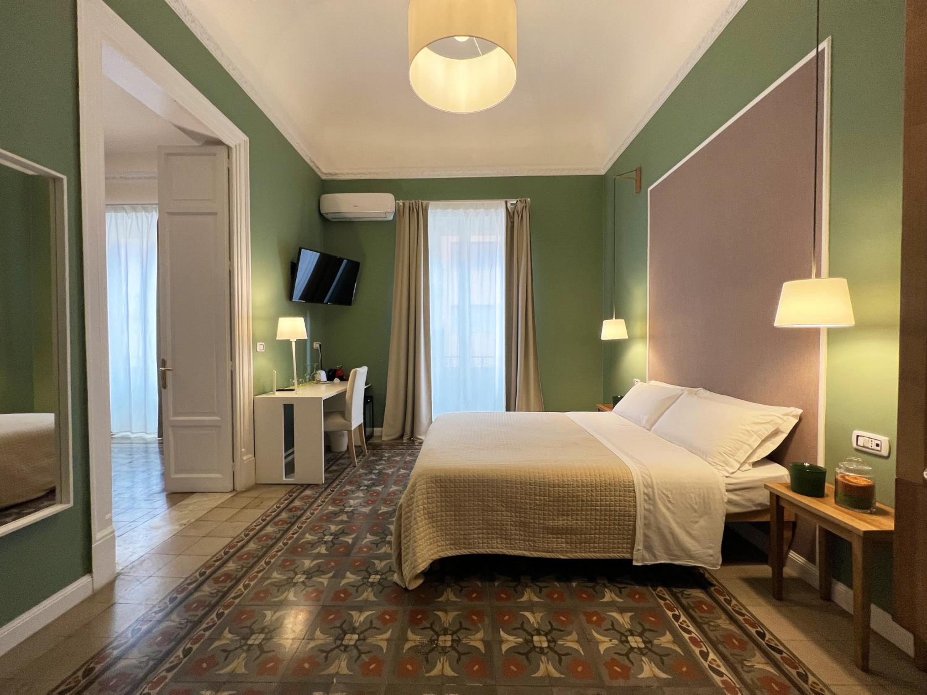 Suite with Spa Bath - Photo 2