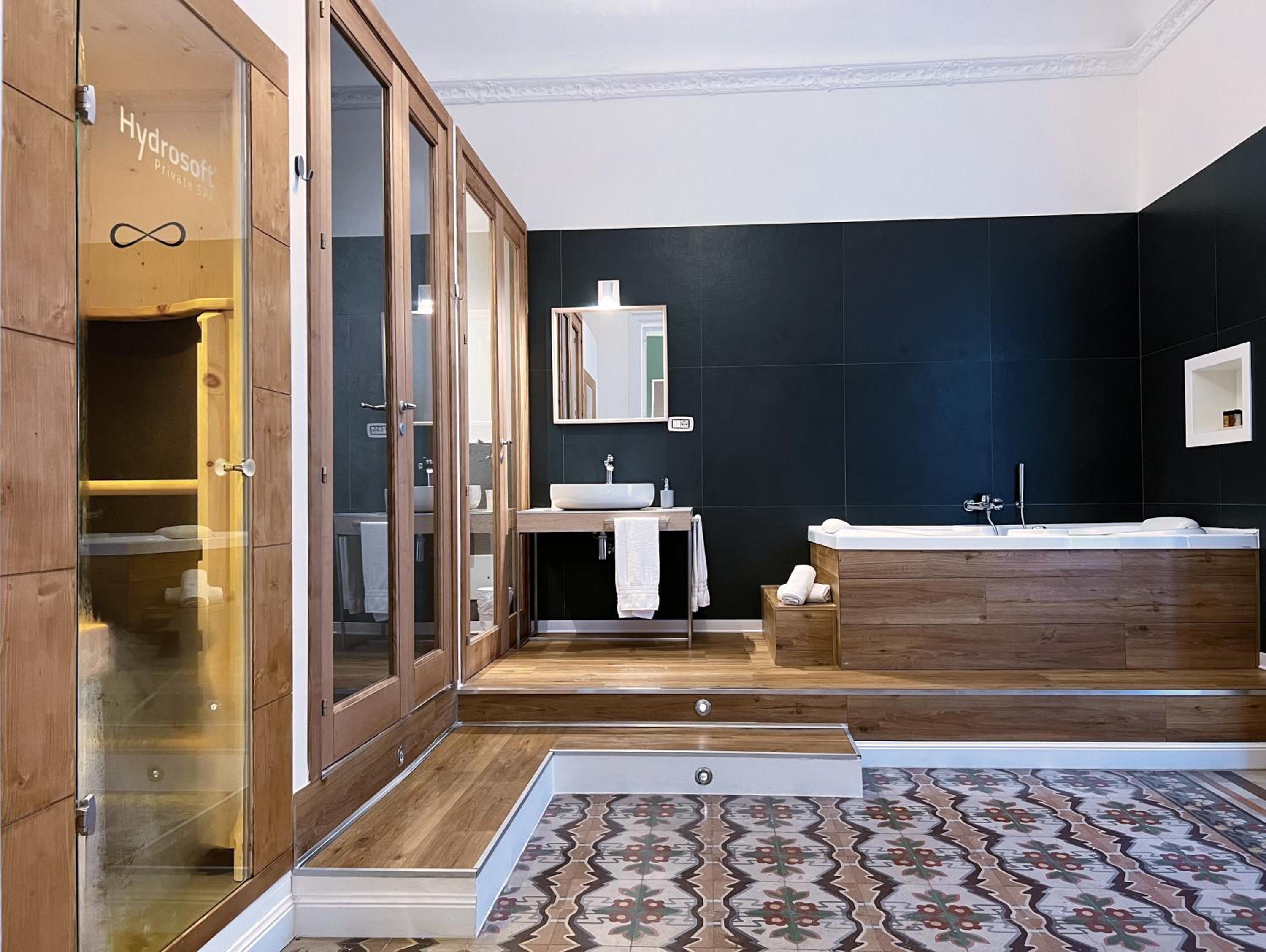 Suite with Spa Bath - Photo 7