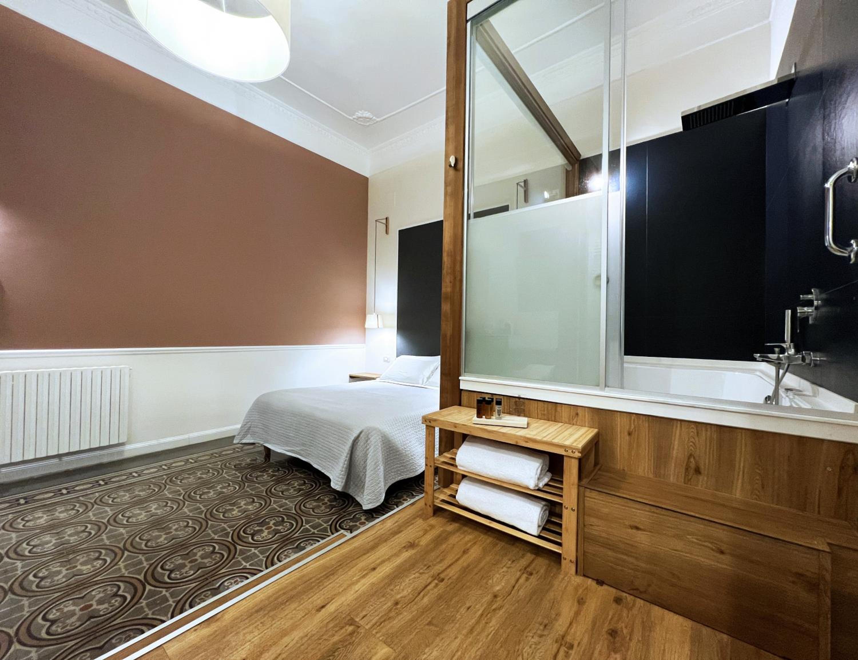 Junior Suite with Spa Bath - Photo 5