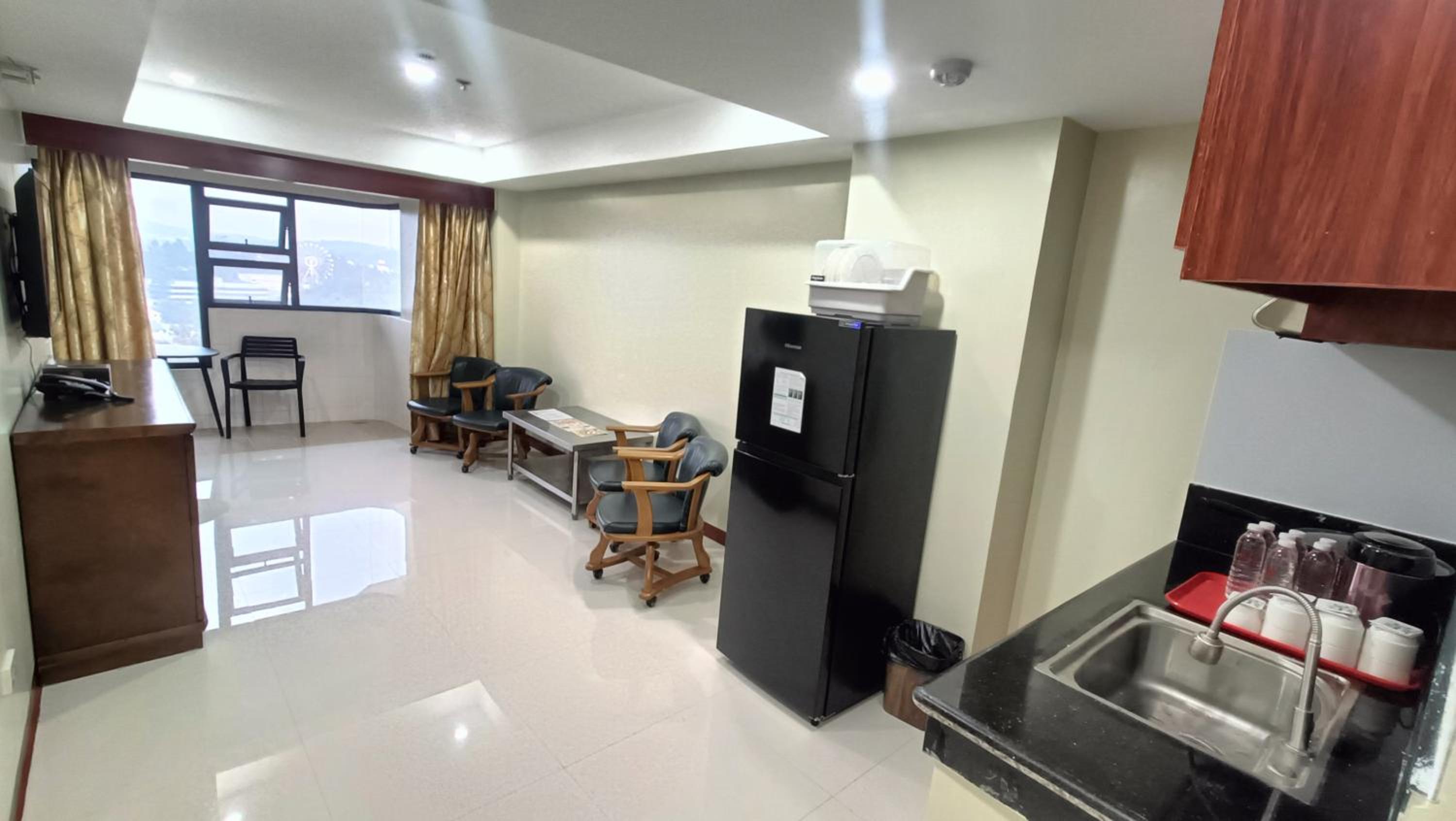 Deluxe Family Suite - Photo 10