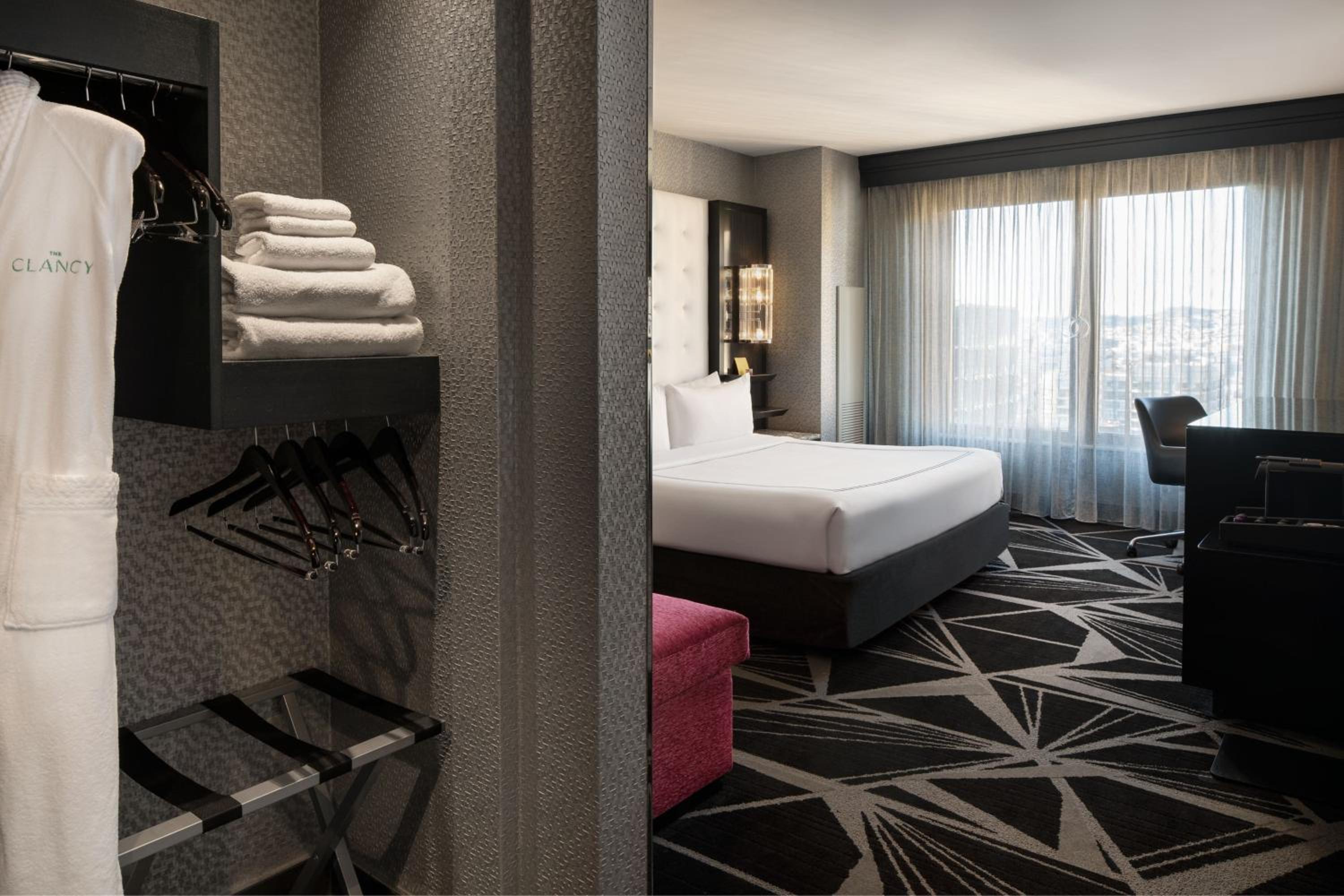 King Room with City View and Adapted Tub - Mobility Accessible