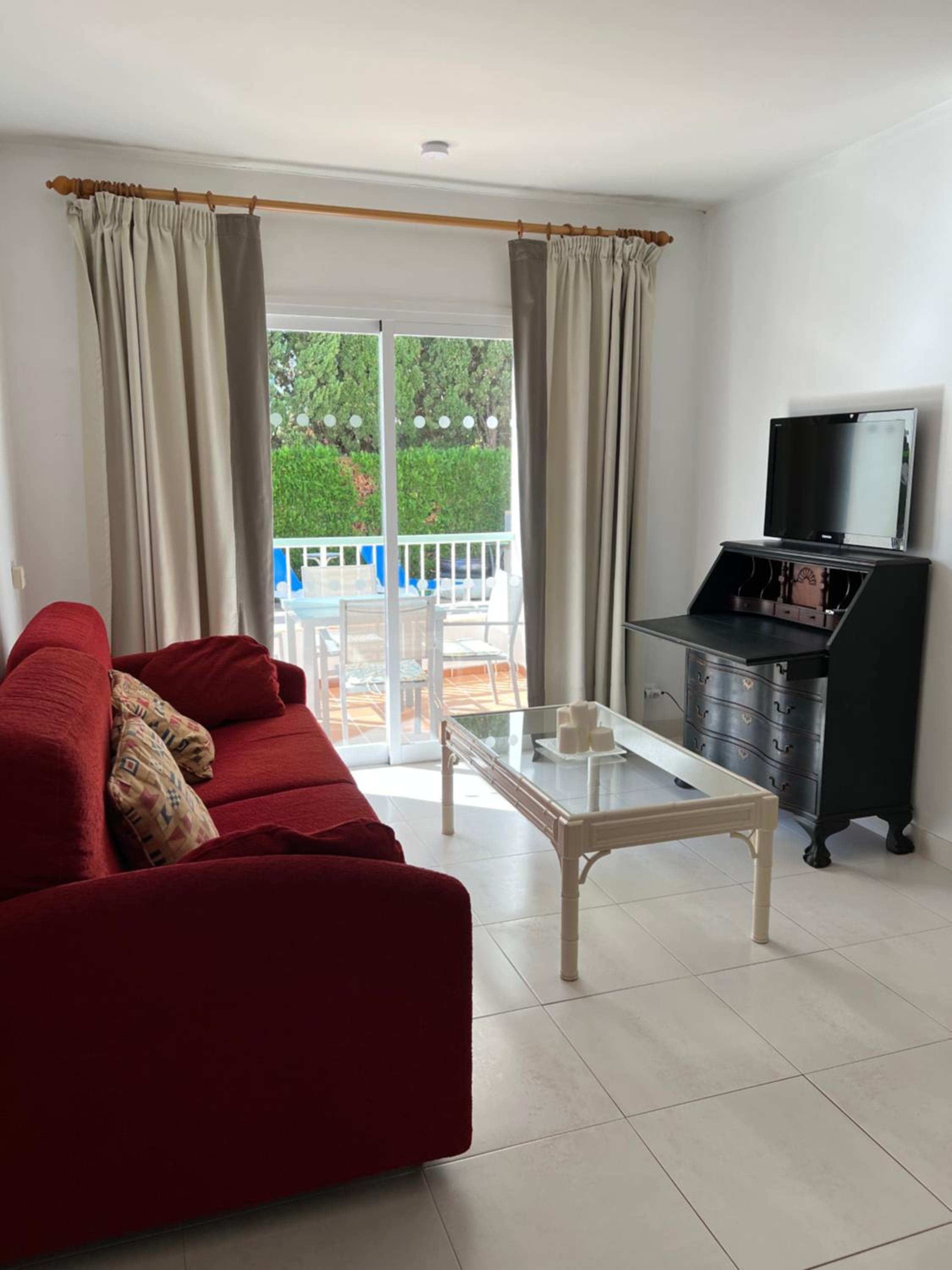 Apartamento de dos habitaciones con vista a la piscina (Planta baja)