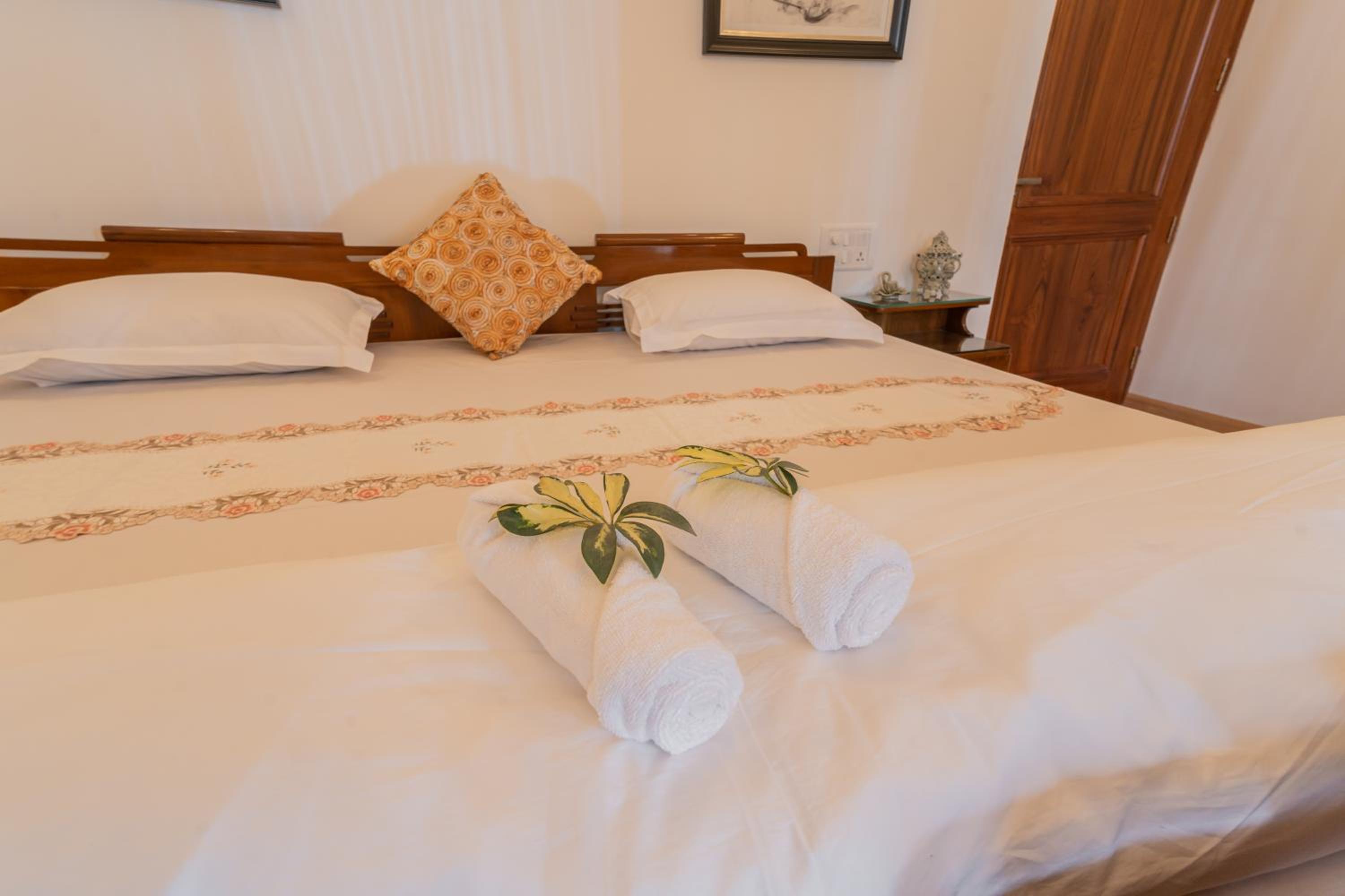 Deluxe Double Room with Balcony - Photo 8