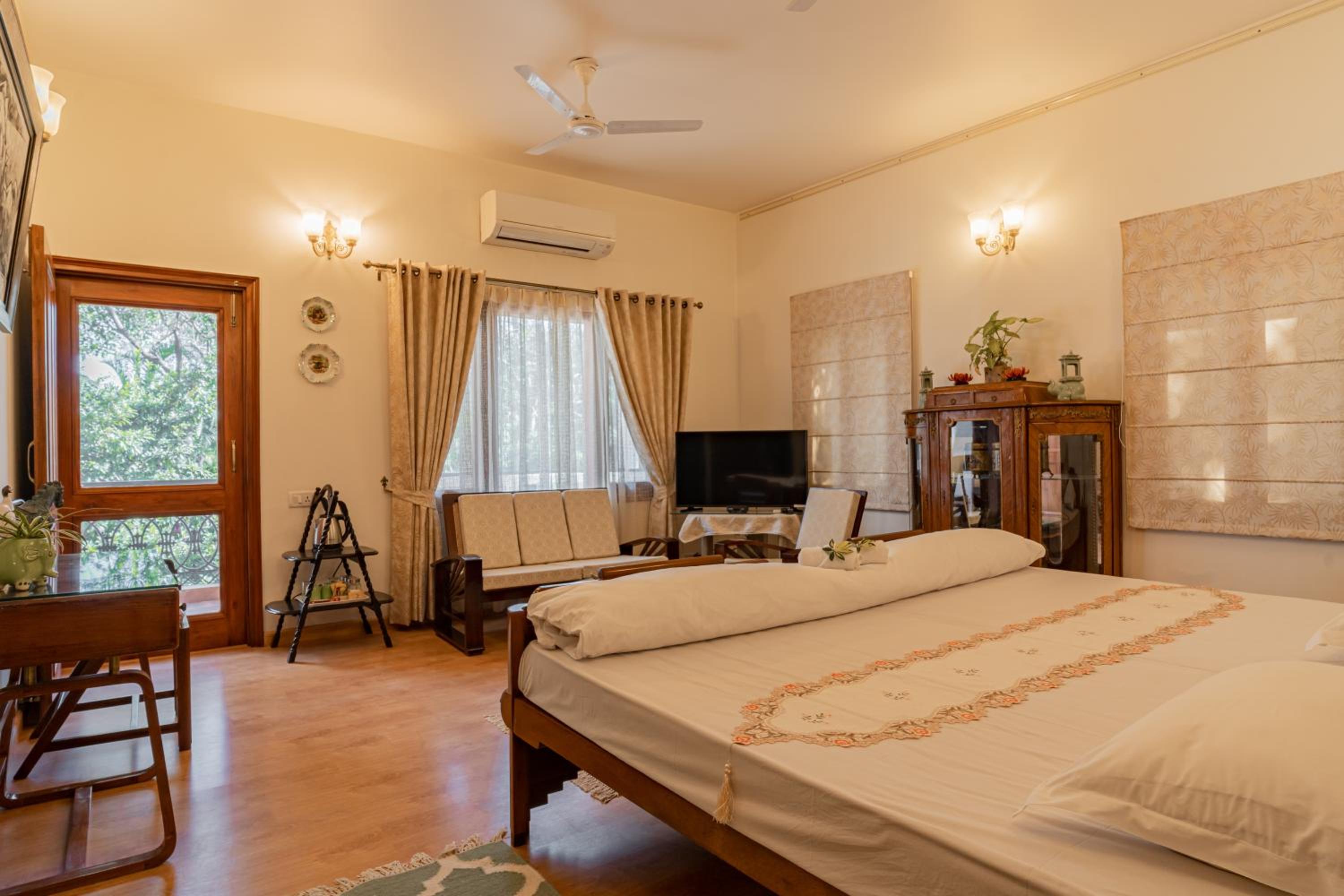 Deluxe Double Room with Balcony - Photo 4