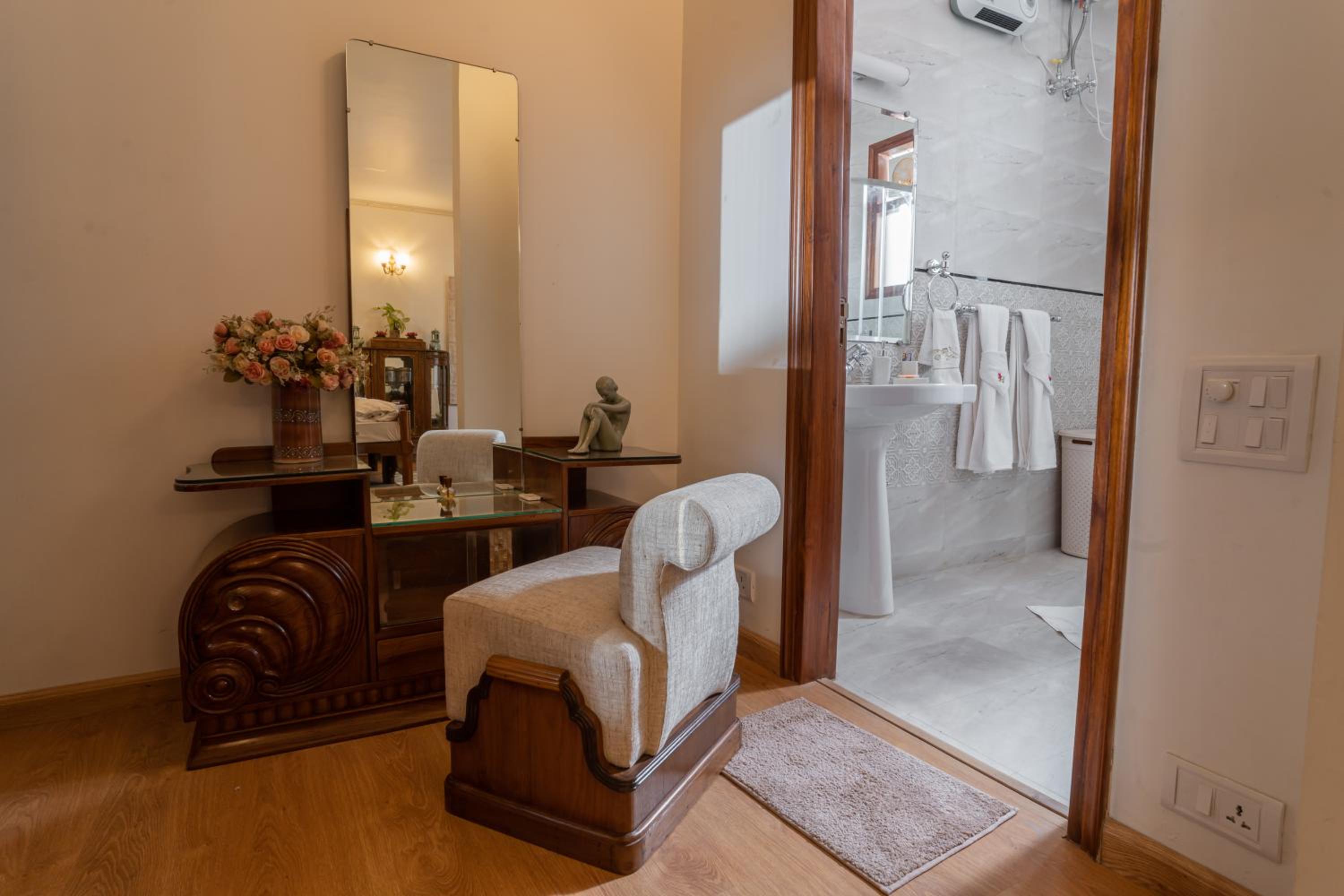 Deluxe Double Room with Balcony - Photo 7