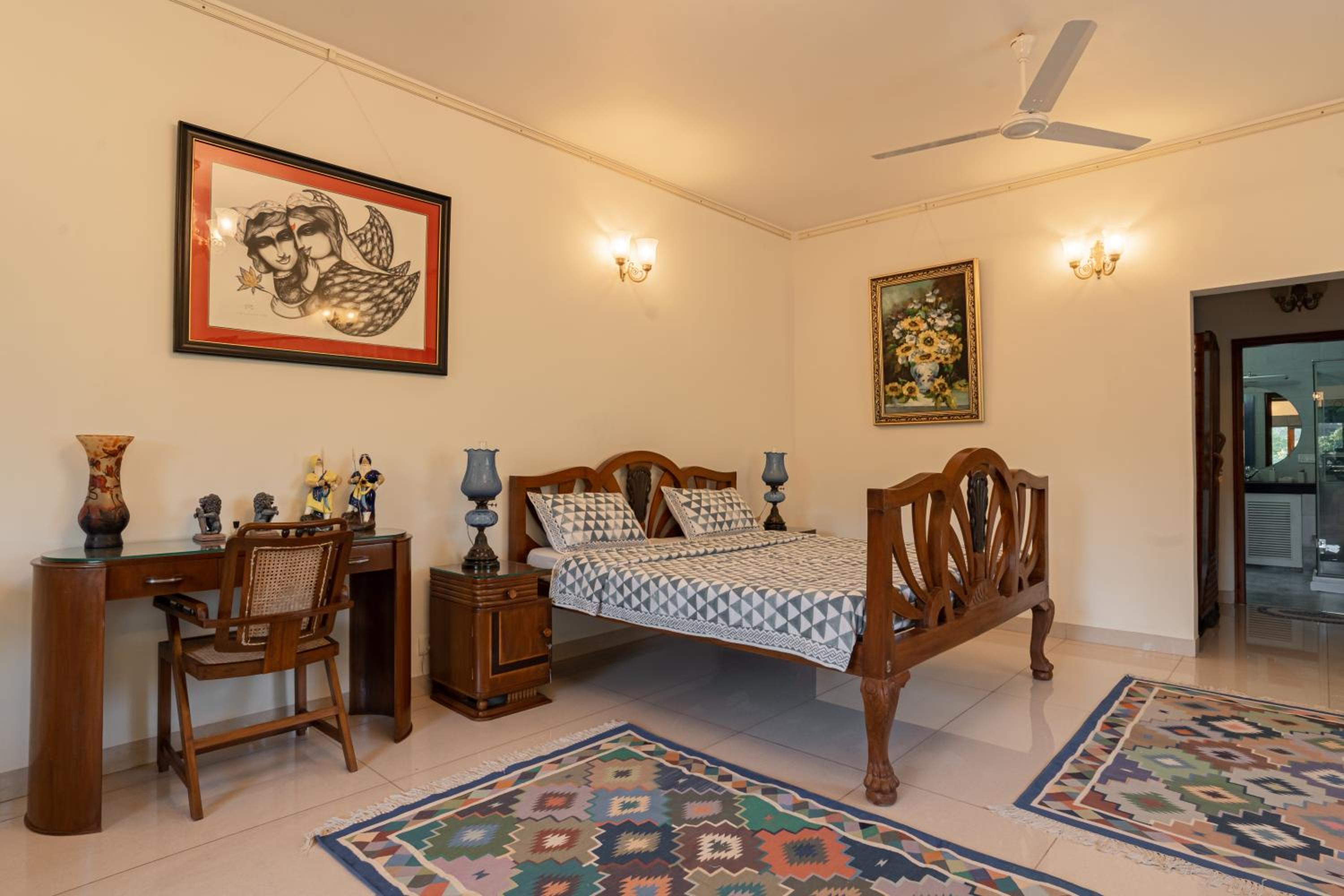 King Room with Balcony - Photo 16