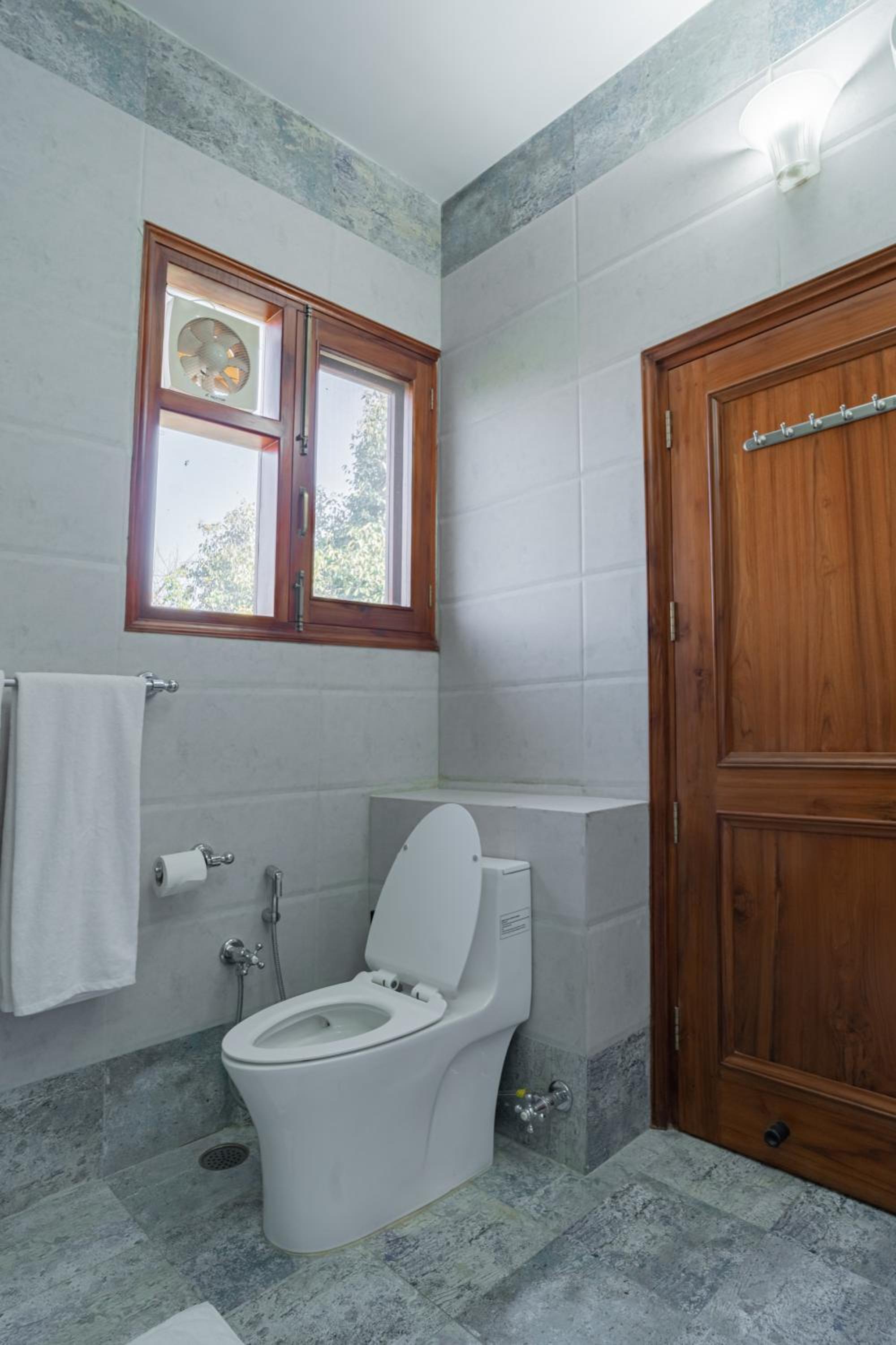King Room with Balcony - Photo 12