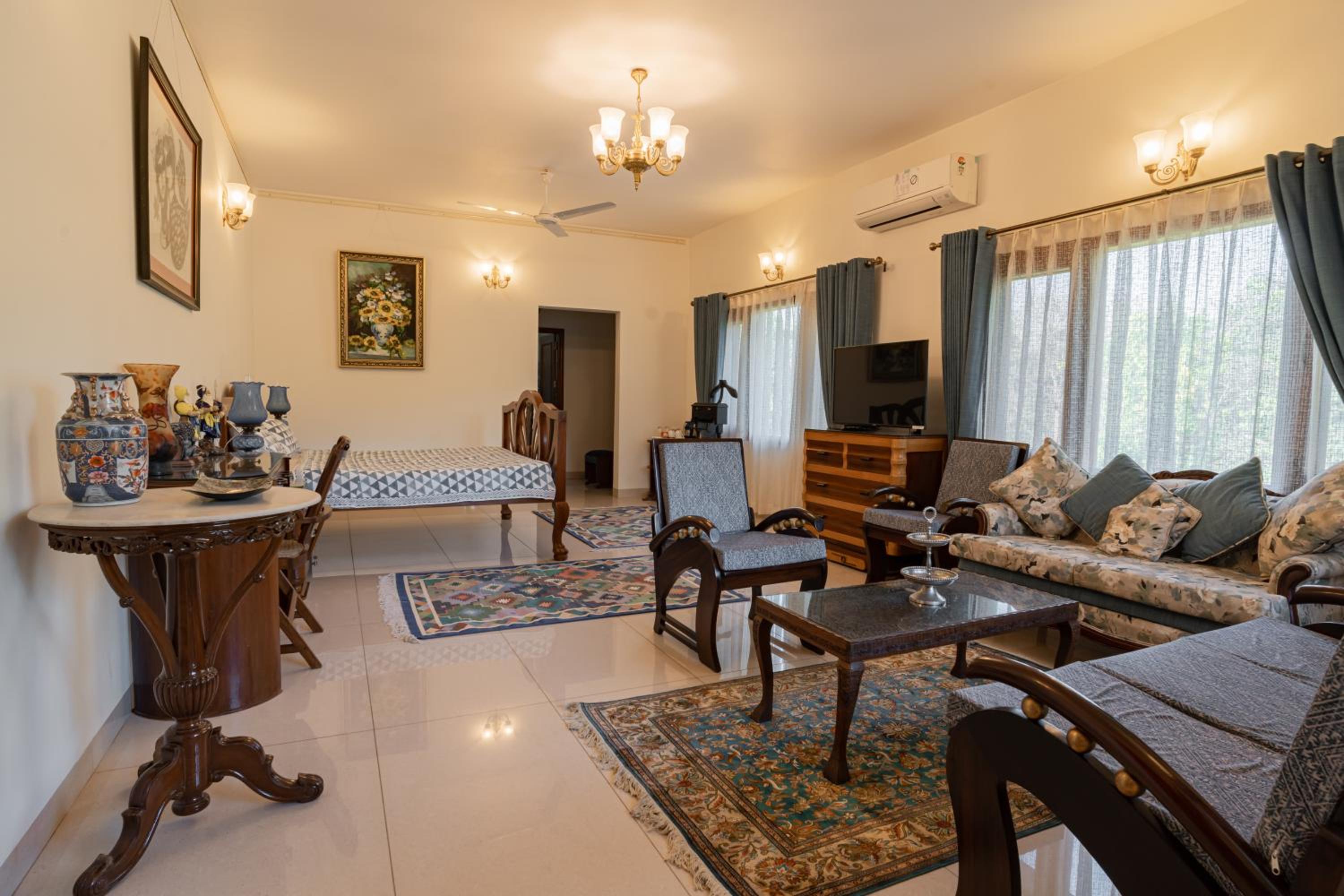 King Room with Balcony - Photo 6
