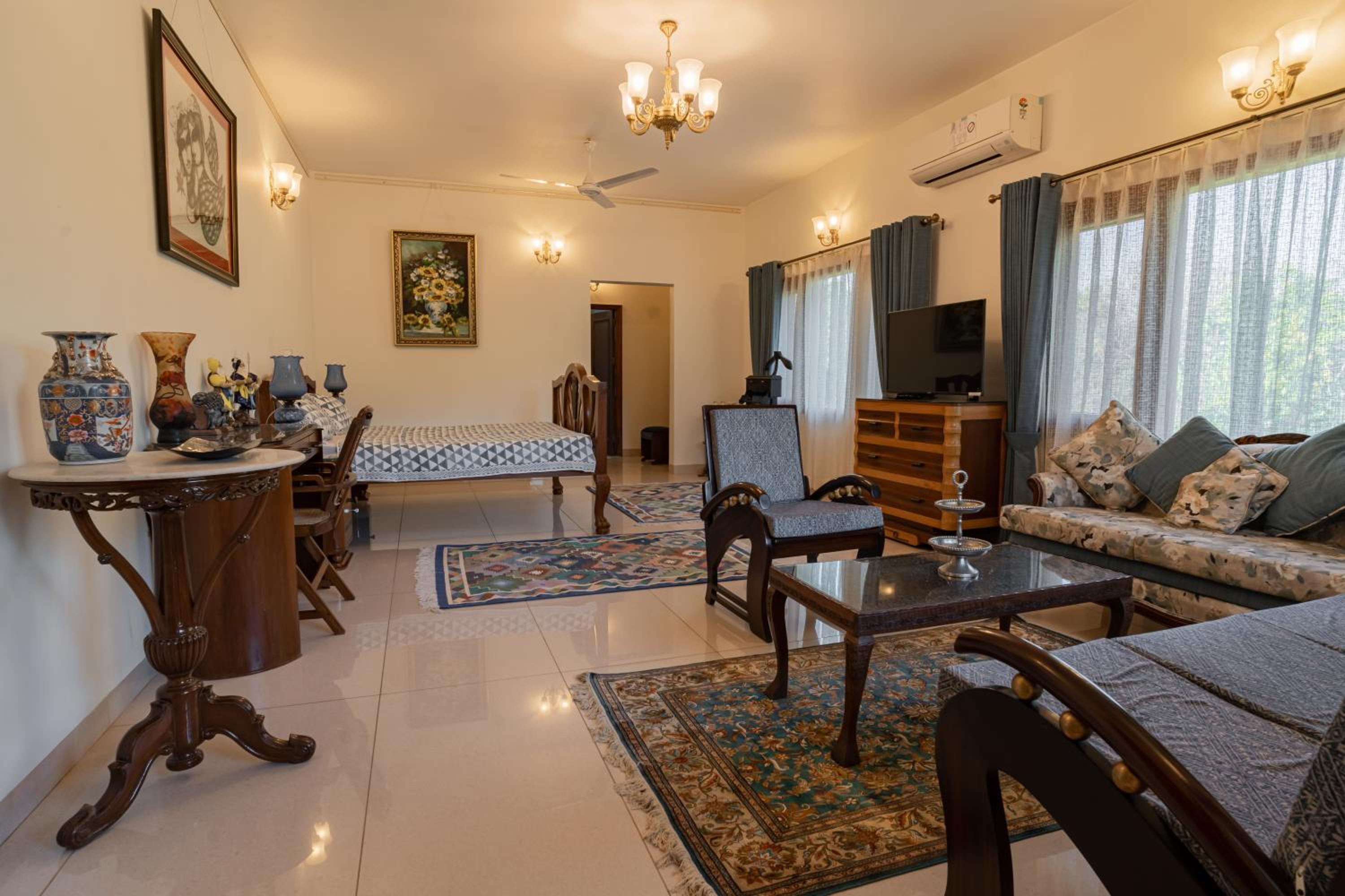 King Room with Balcony - Photo 7