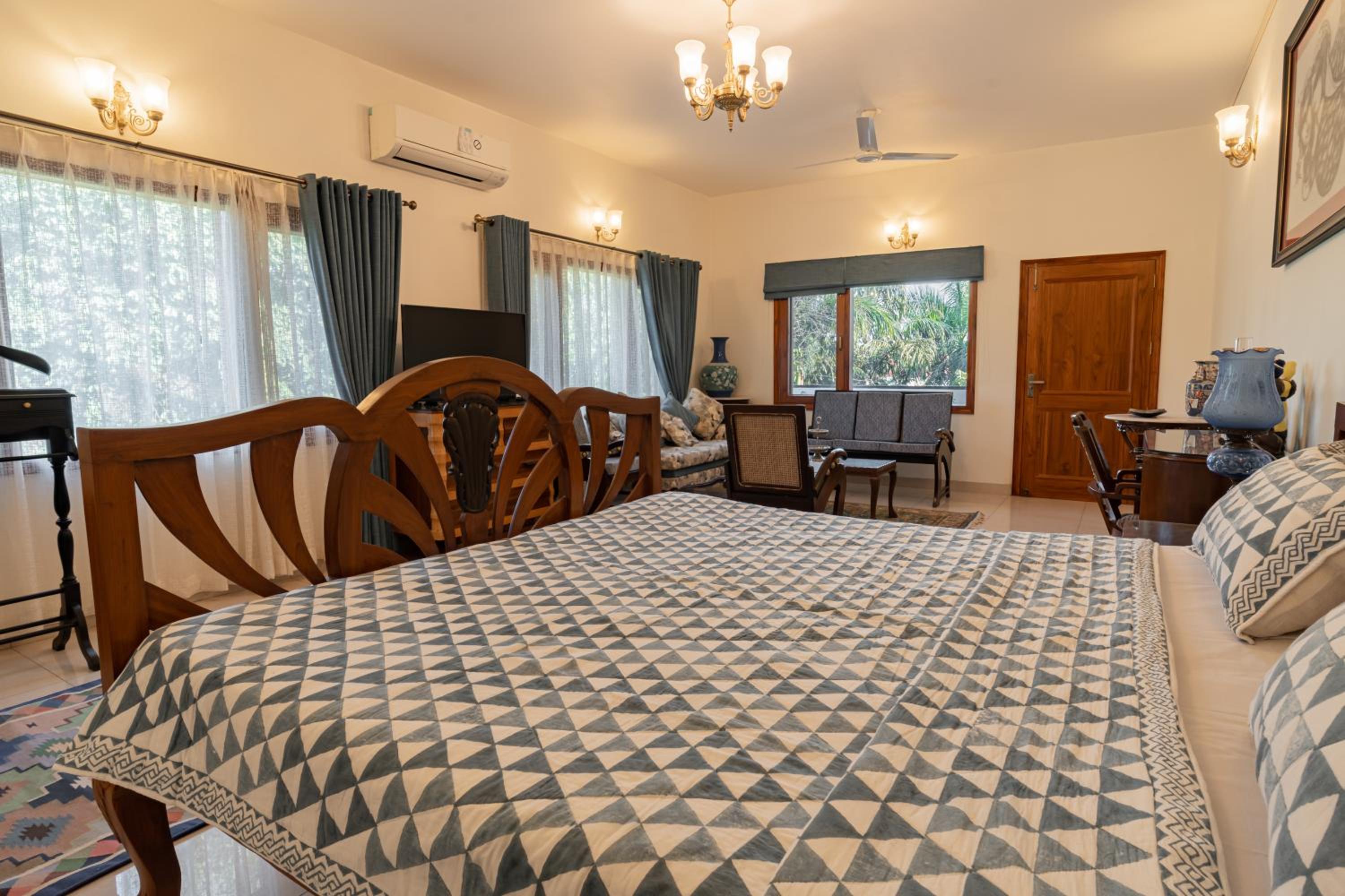 King Room with Balcony - Photo 14