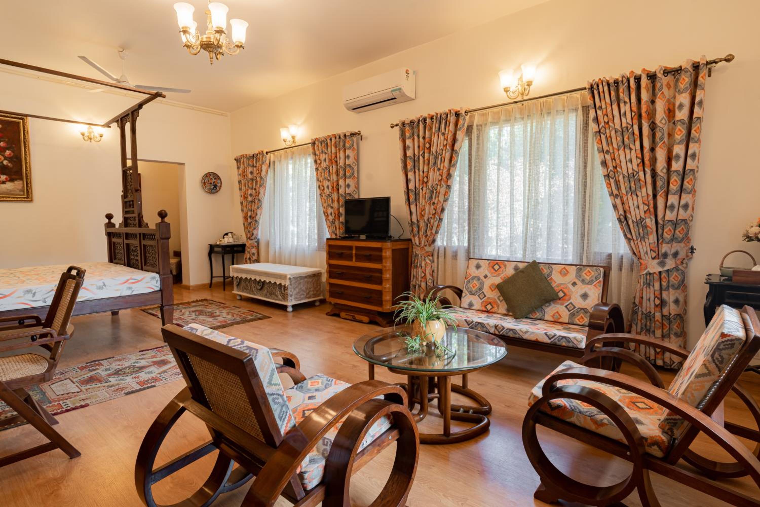 King Room with Balcony - Photo 5