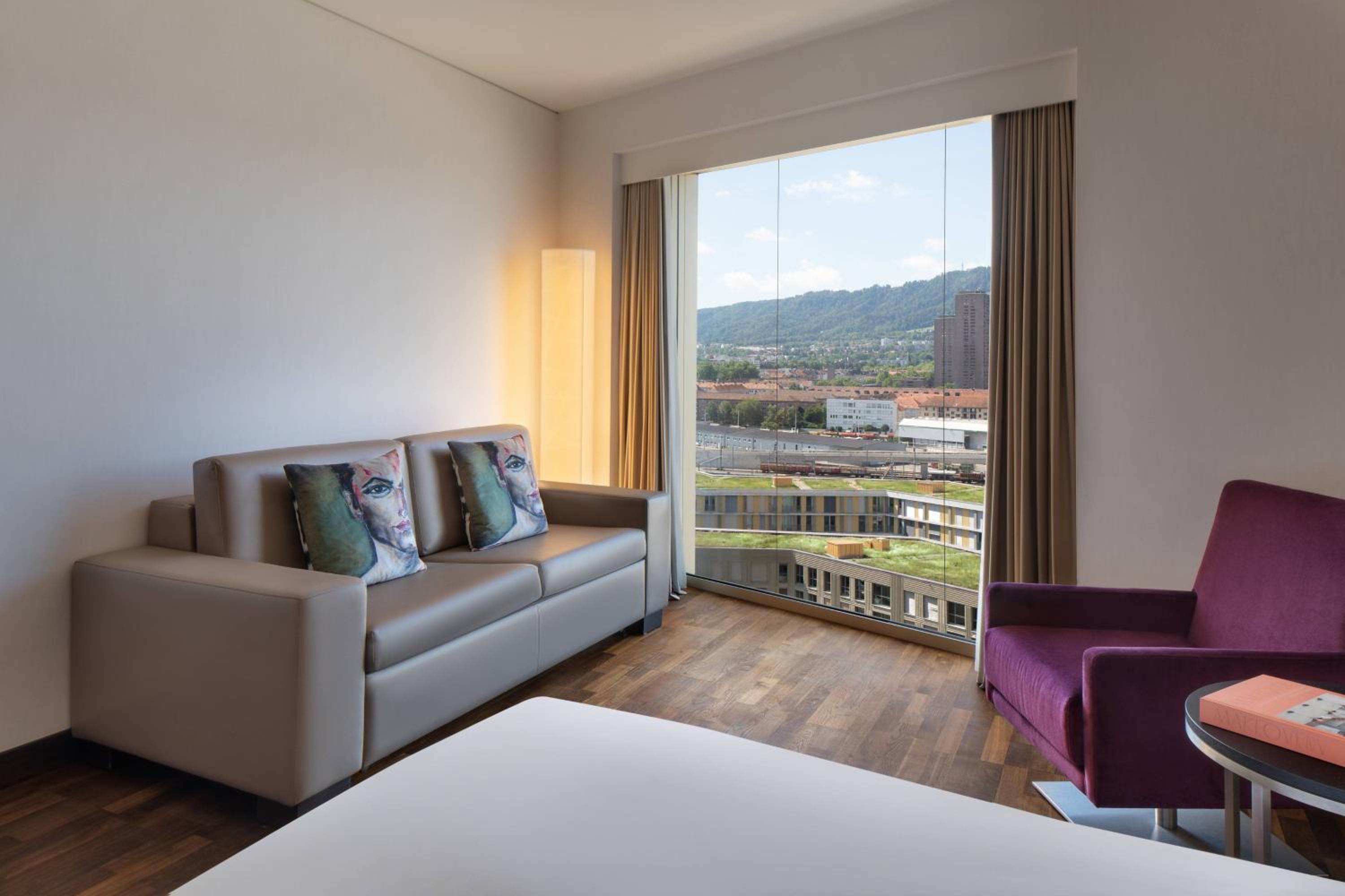 Family Room with Two Double and Sofa Bed - City View - Photo 3