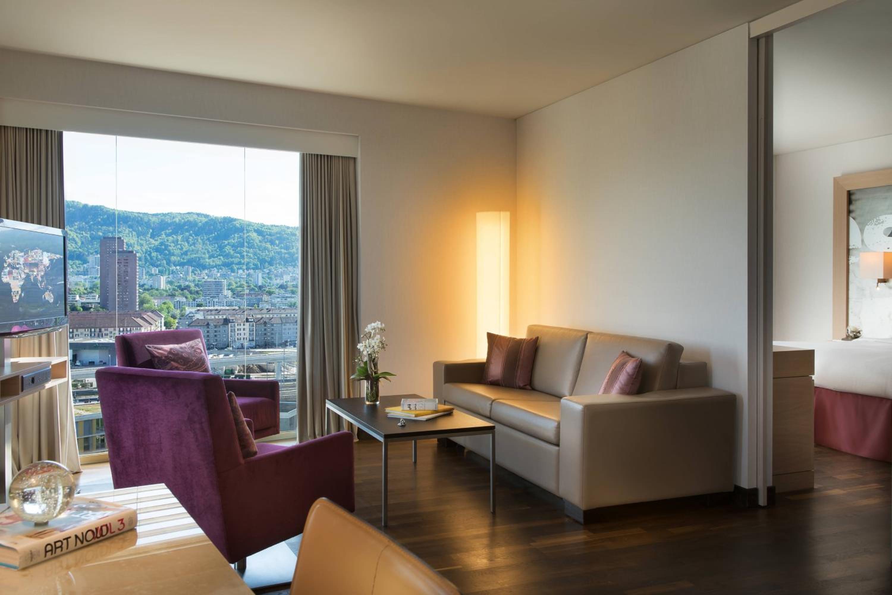 Executive King Suite with Sofa Bed - Club Lounge Access - Photo 10