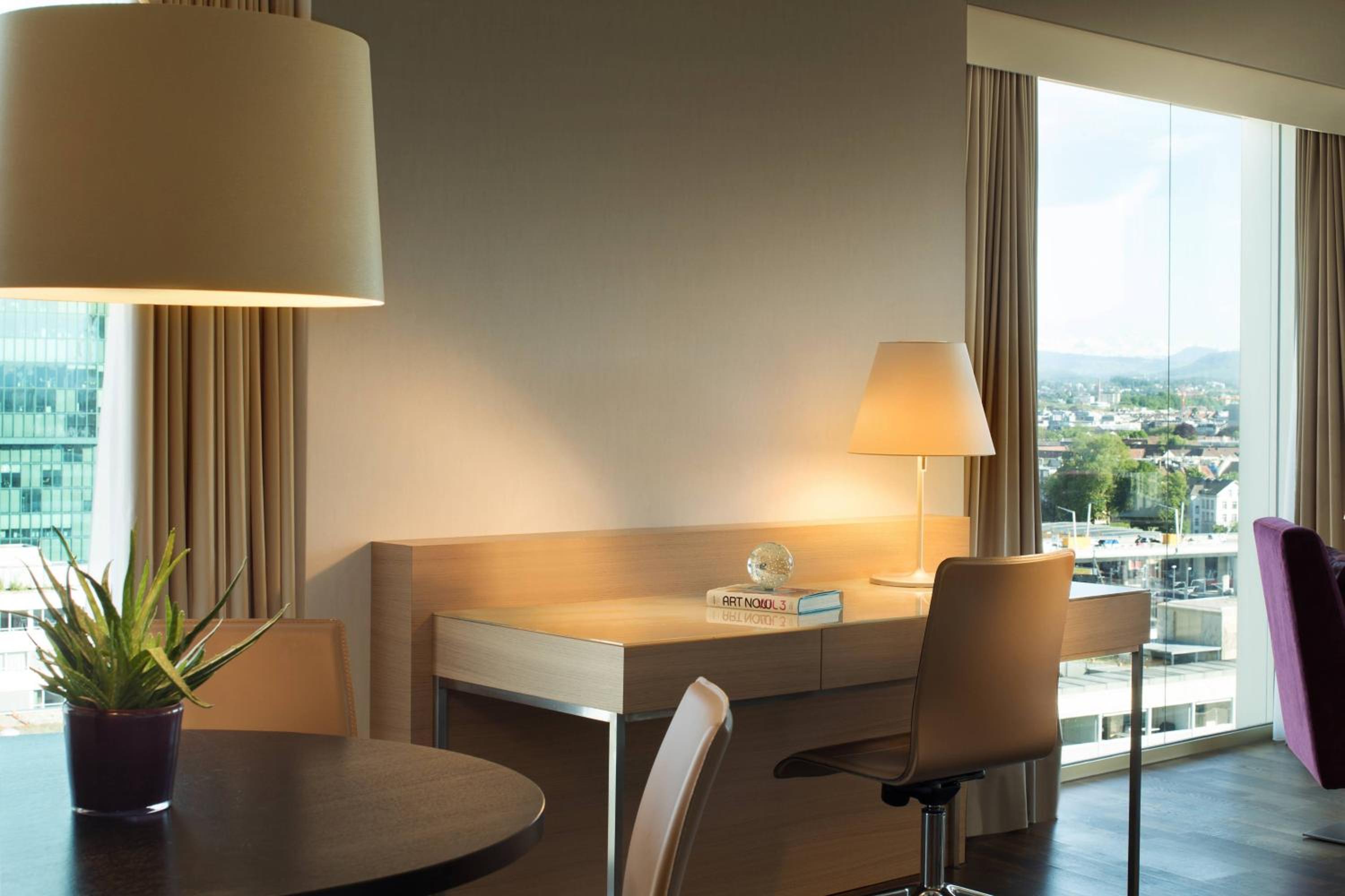 Executive King Suite with Sofa Bed - Club Lounge Access - Photo 4