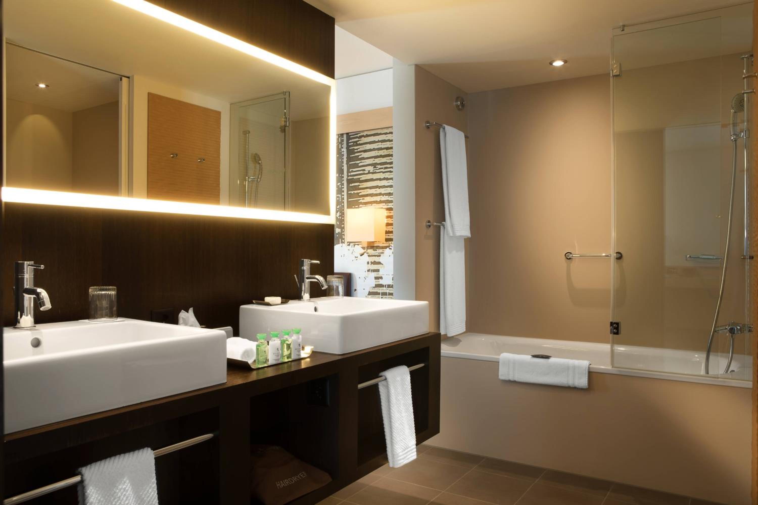 Executive King Suite with Sofa Bed - Club Lounge Access - Photo 11
