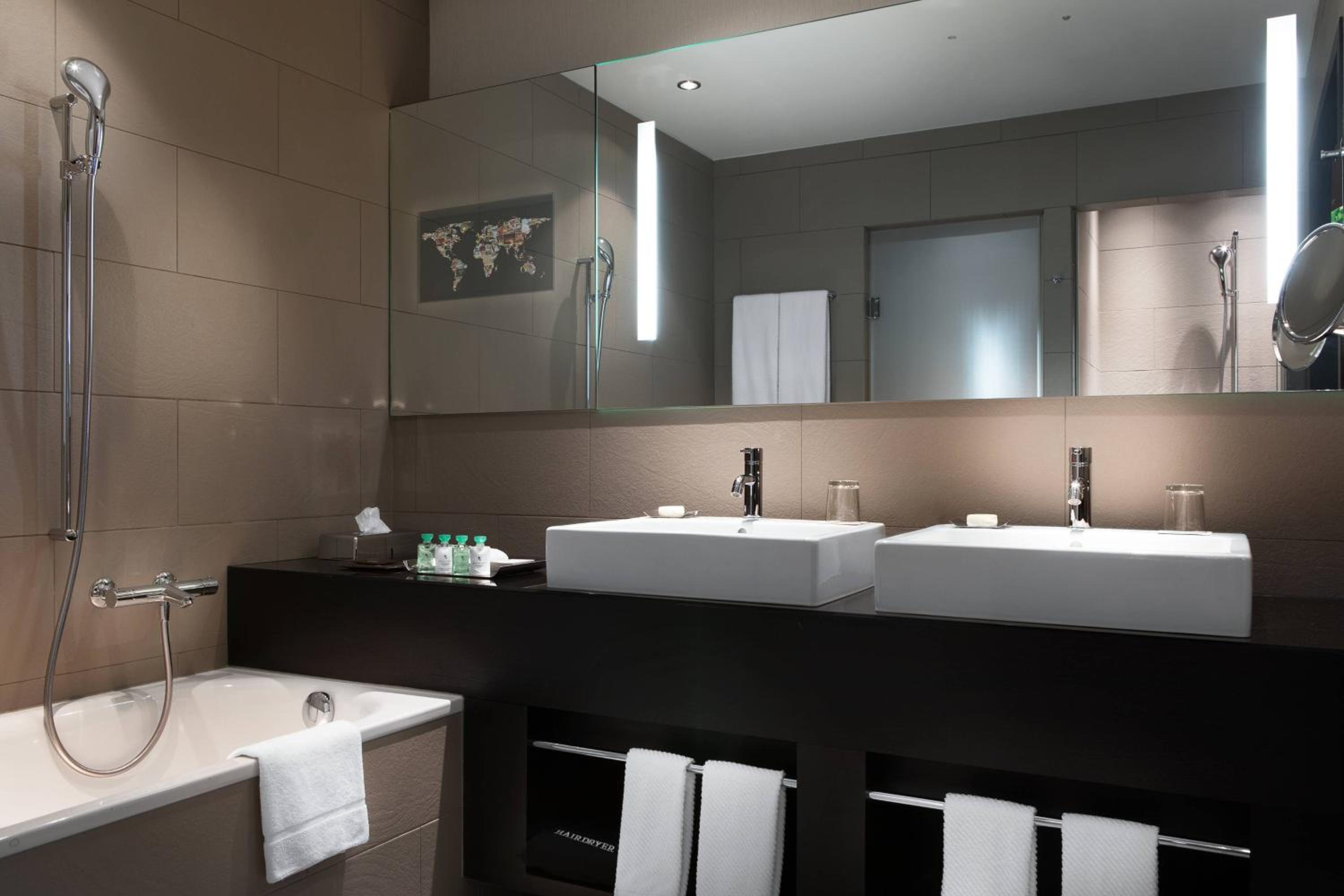 Executive King Suite with Sofa Bed - Club Lounge Access - Photo 5
