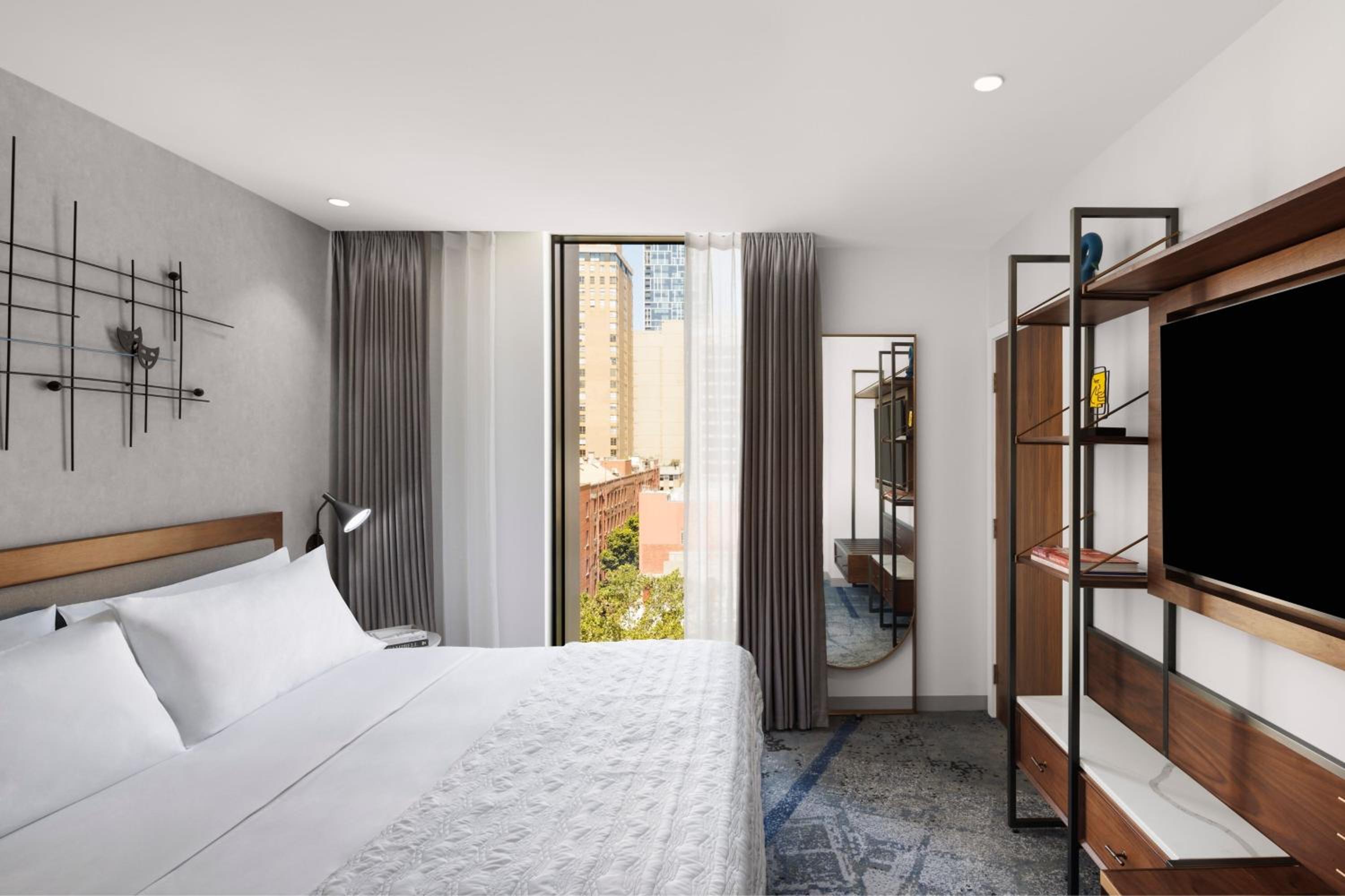 One-Bedroom King Suite with City View - Photo 3