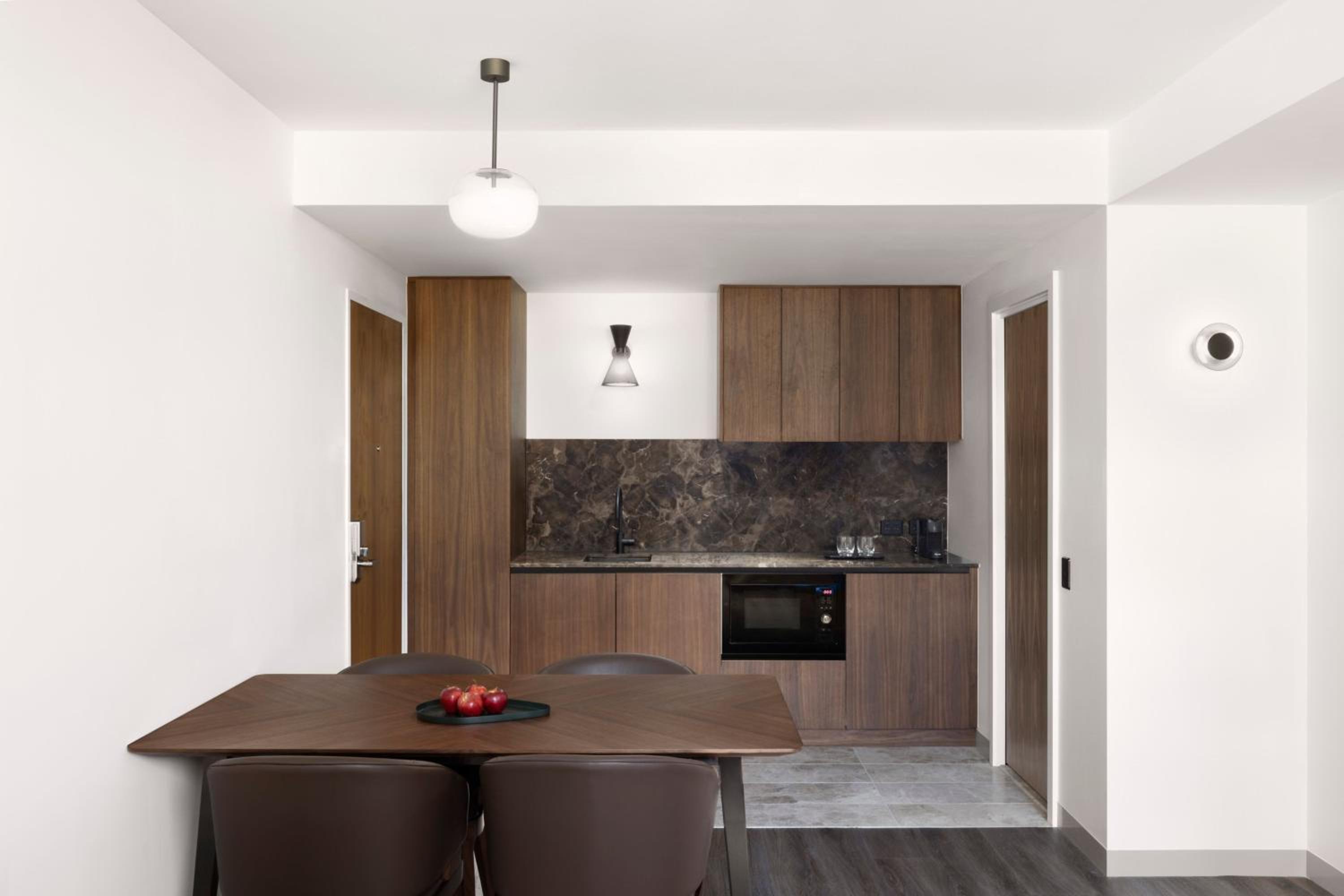 One-Bedroom Large Suite with Parliament View thumbnail 5