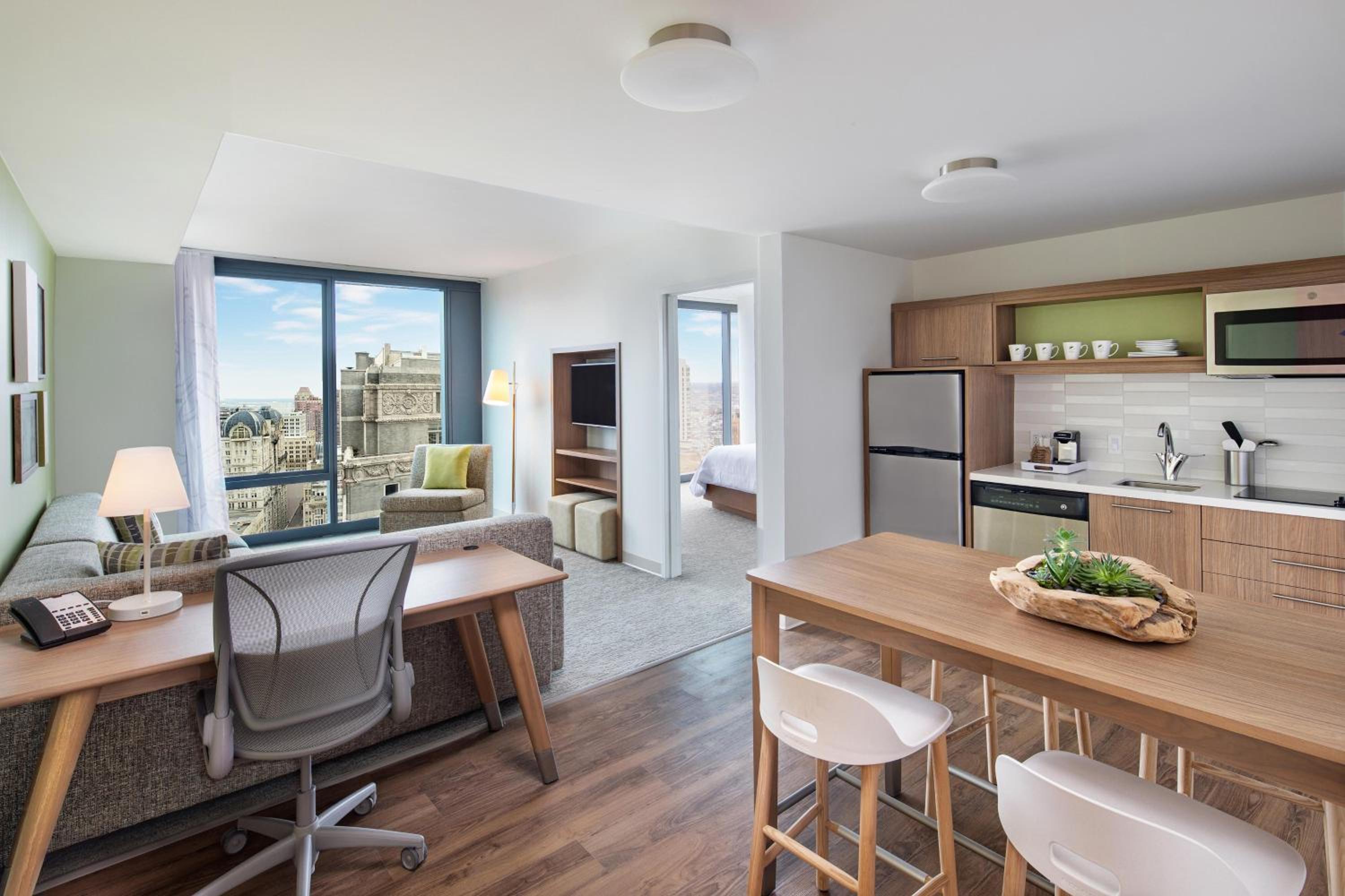 1 Bedroom Suite, 1 King, City view - Photo 6