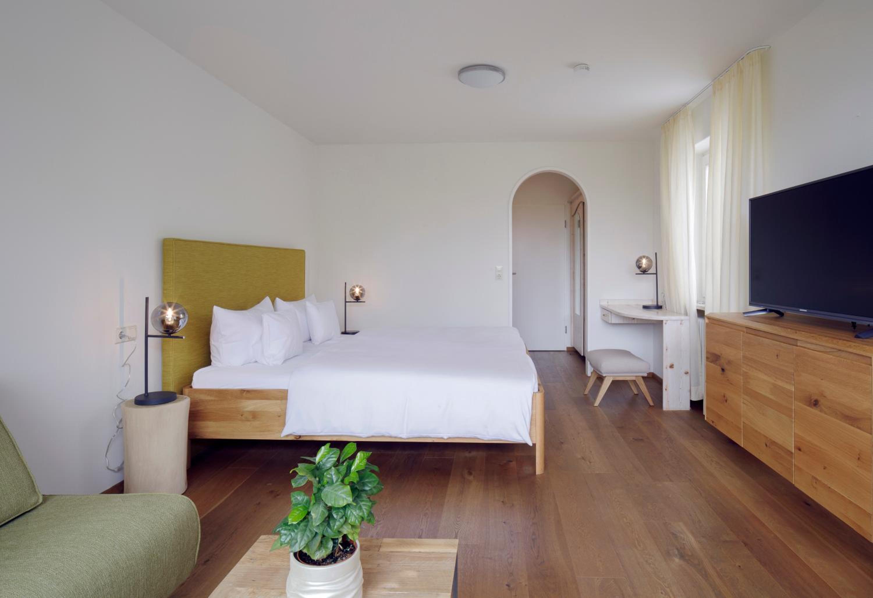Comfort Double Room with Balcony with wooden railing (limited lake view) photo 2
