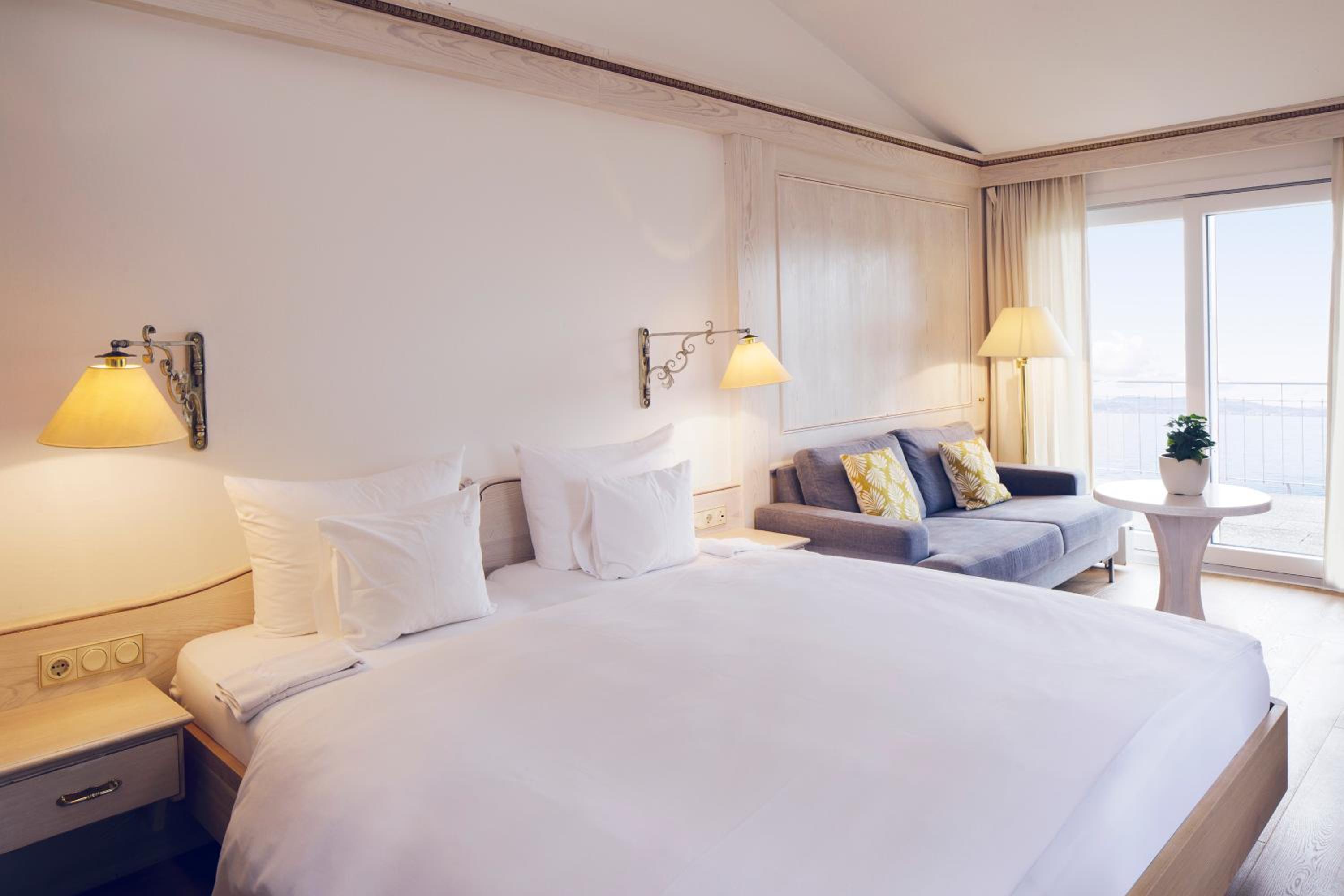 Junior Suite with Balcony and Lake View photo 3