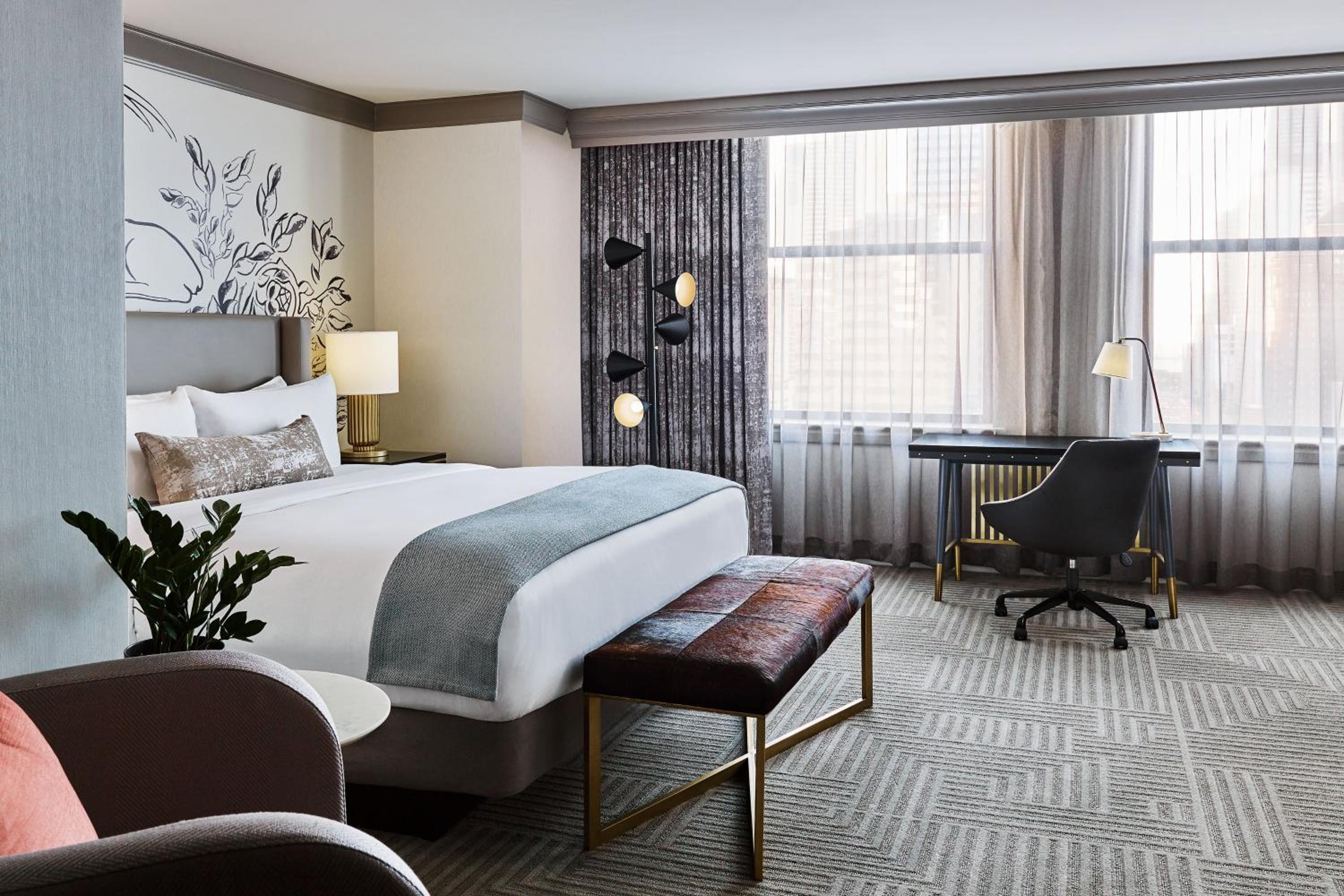 Grand Deluxe, Guest room, 1 King, Michigan Ave view - Photo 1