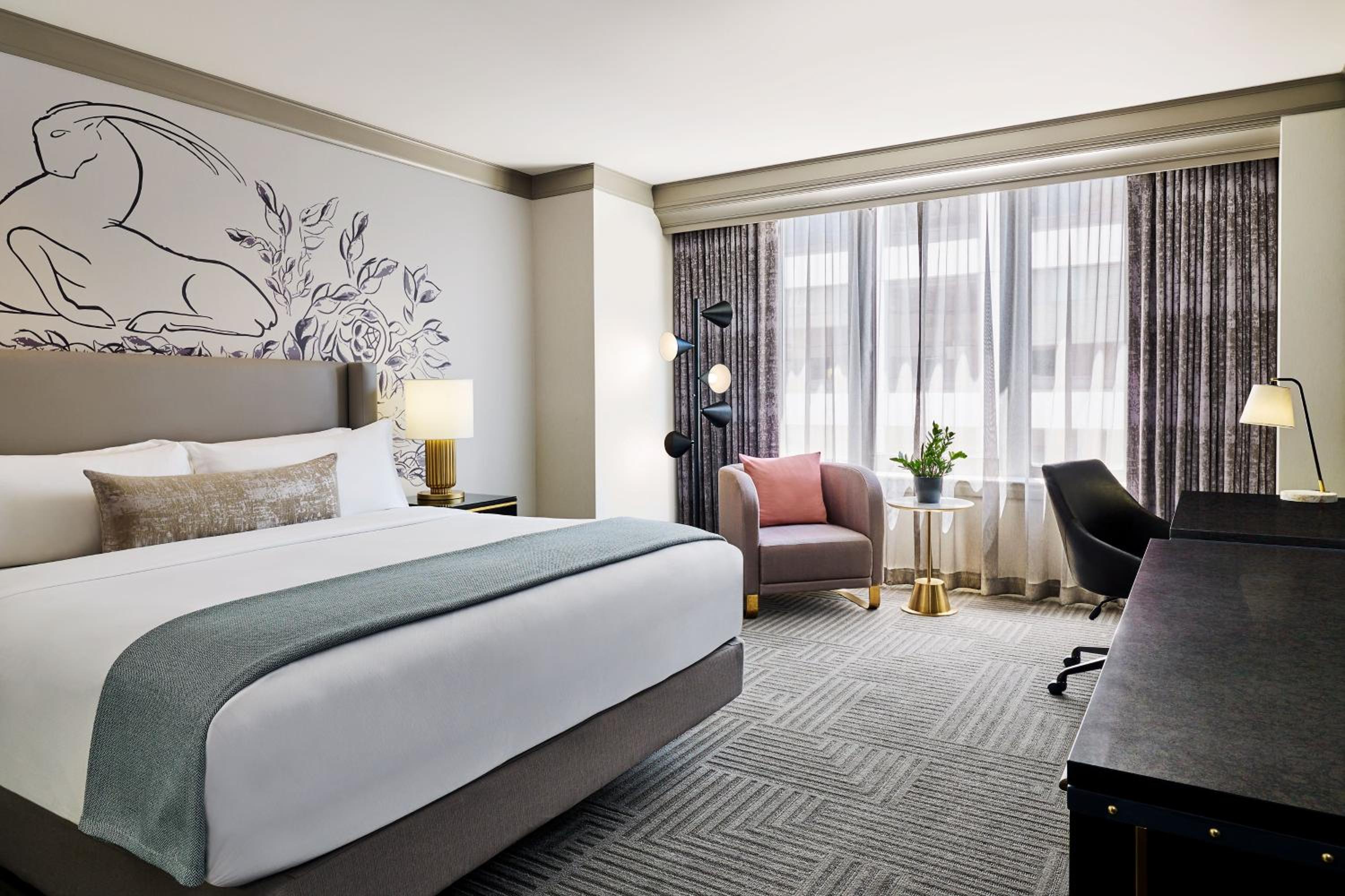 Grand Deluxe, Guest room, 1 King, Michigan Ave view - Photo 2