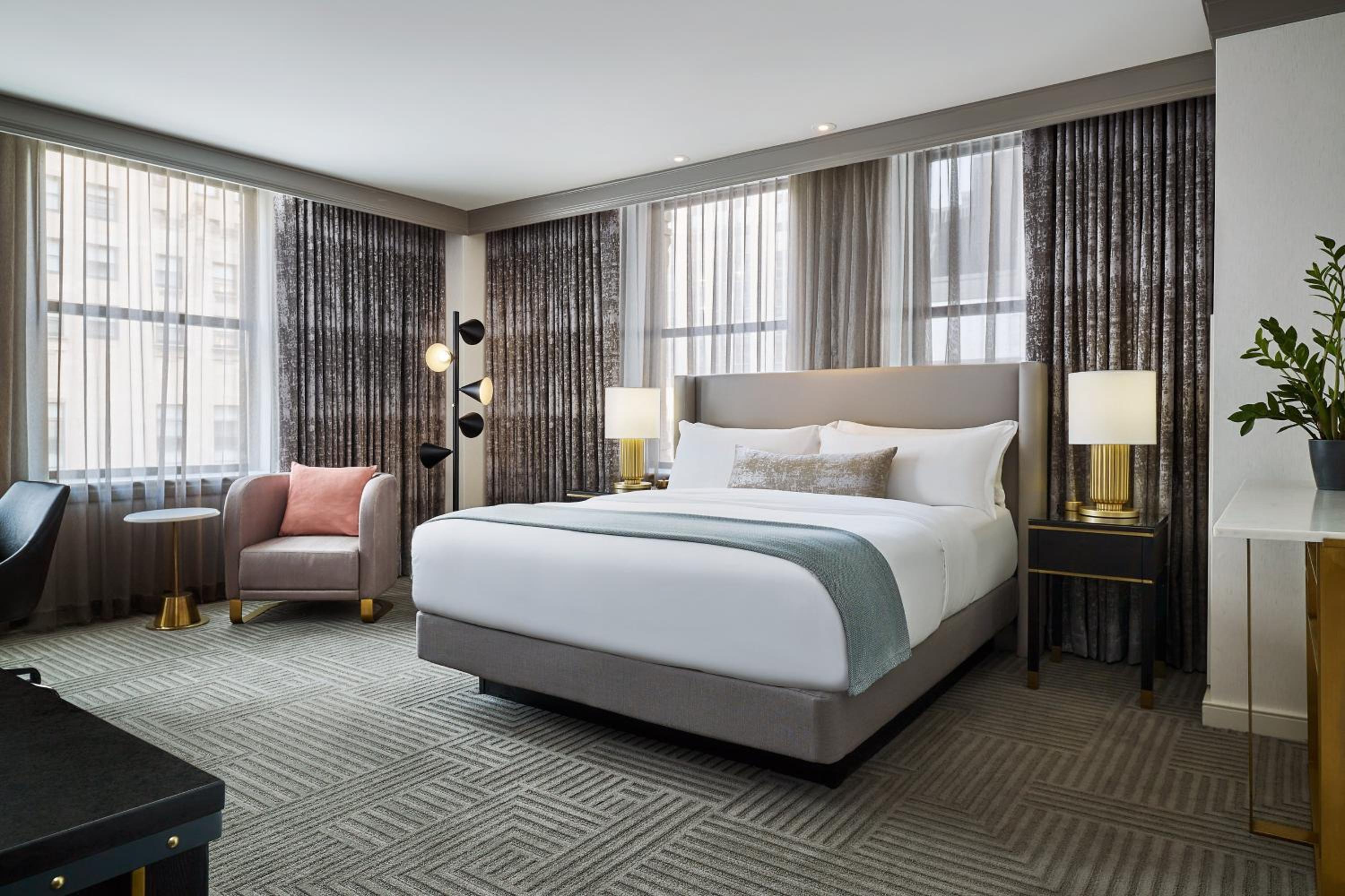 Grand Deluxe, Guest room, 1 King, Michigan Ave view - Photo 3