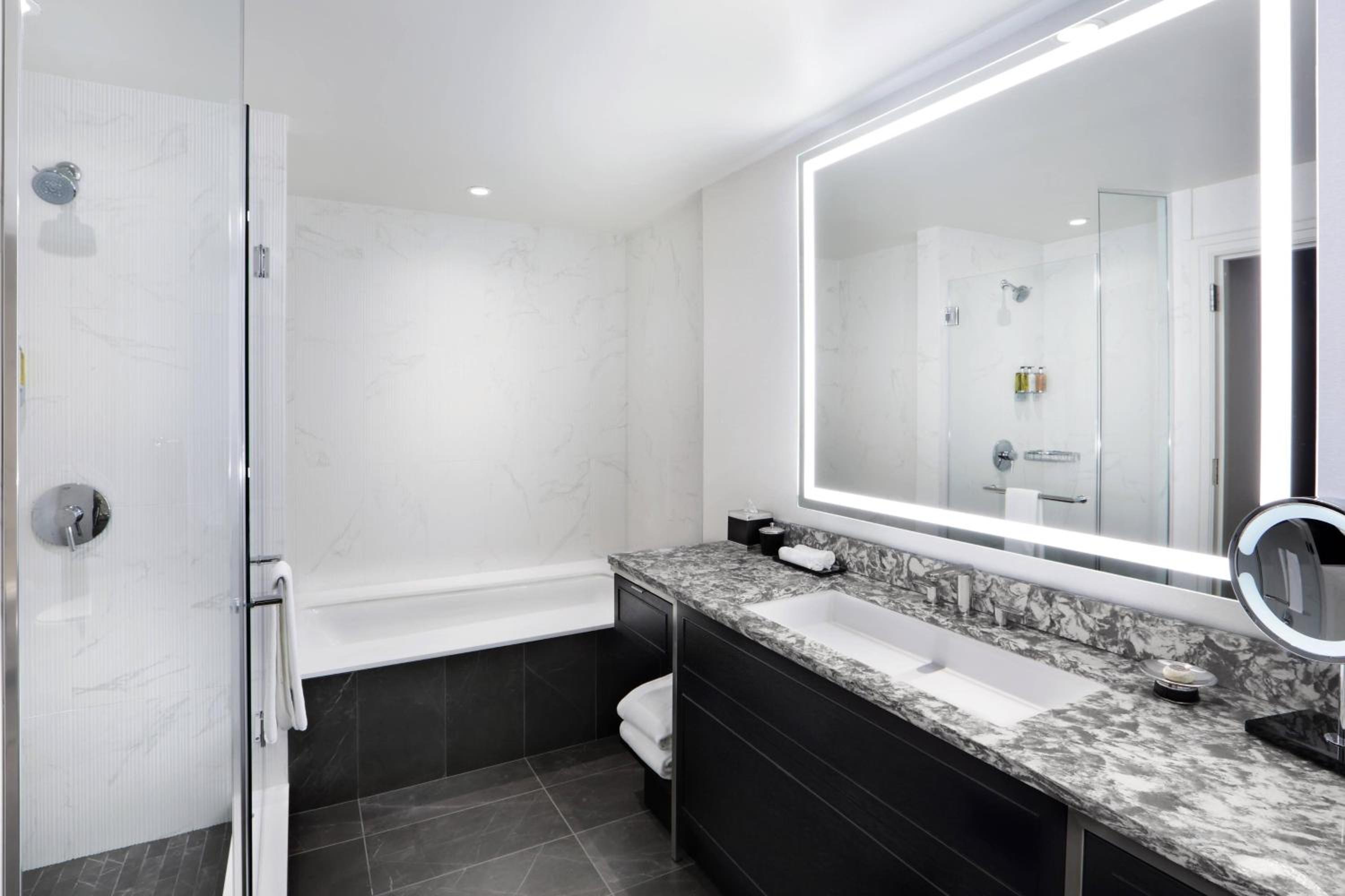 Guest room, 1 King, City view - Photo 6