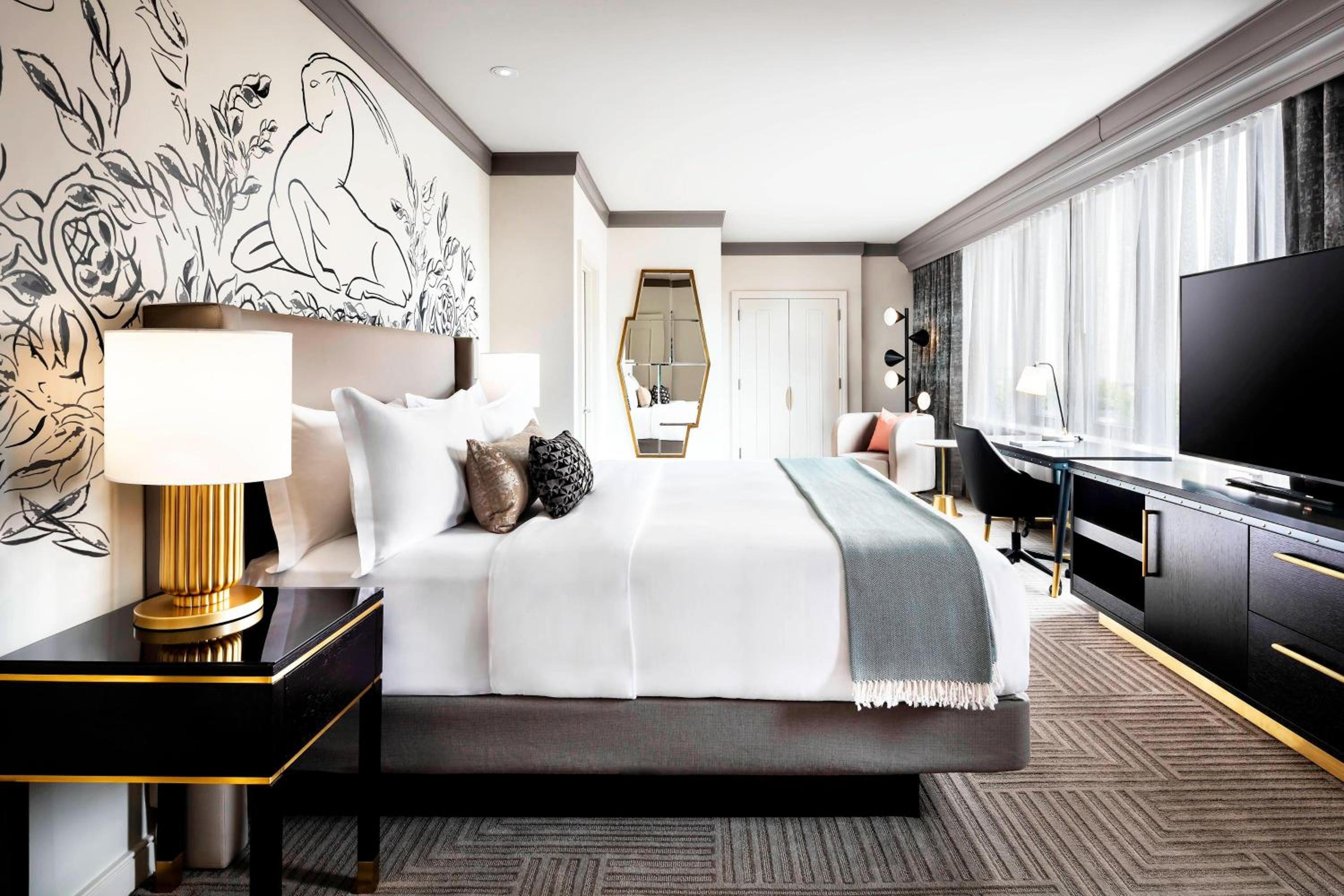 Gwen Luxury, Suite, 1 King, Sofa bed, Michigan Ave view