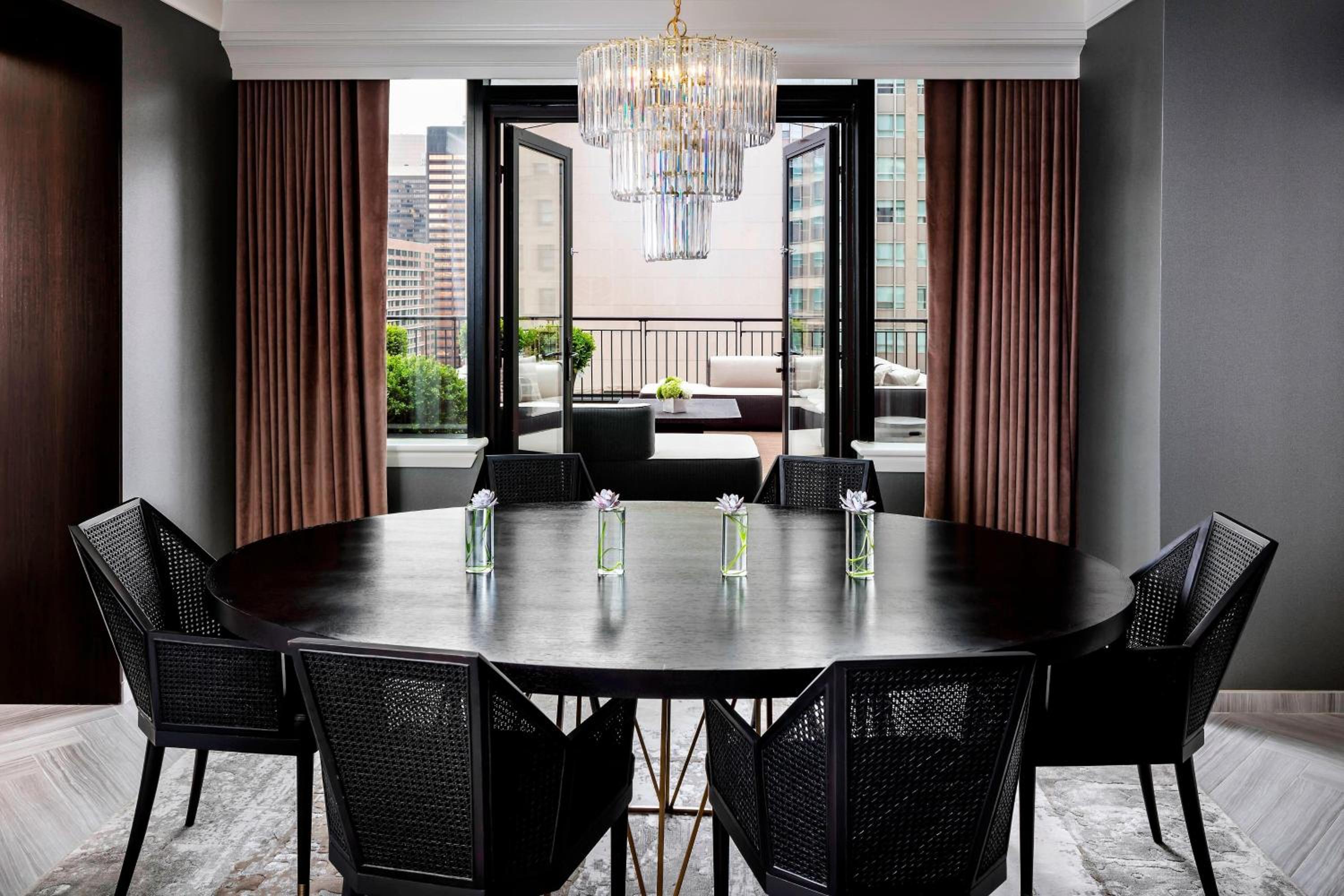 Gwen Luxury, Suite, 1 King, Sofa bed, Michigan Ave view