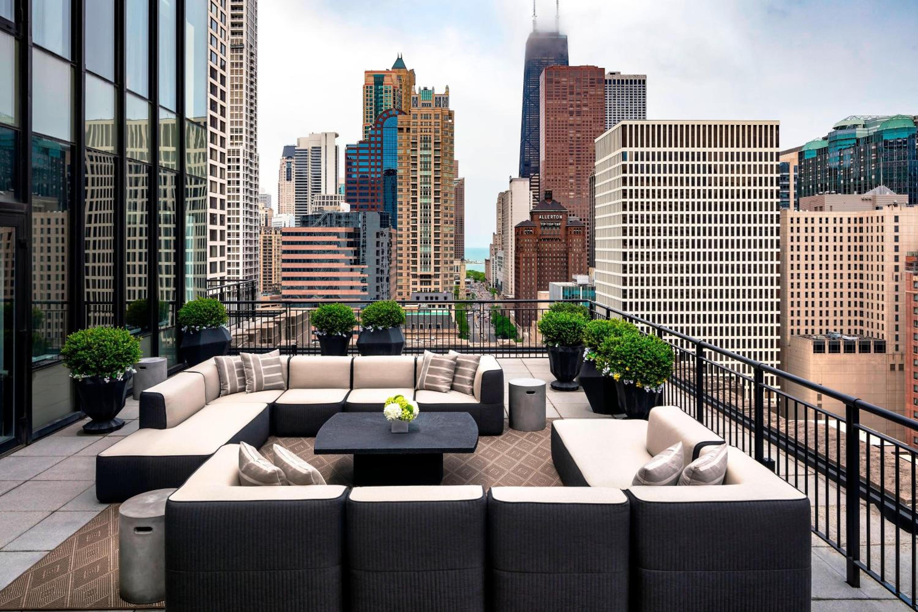 Gwen Luxury, Suite, 1 King, Sofa bed, Michigan Ave view