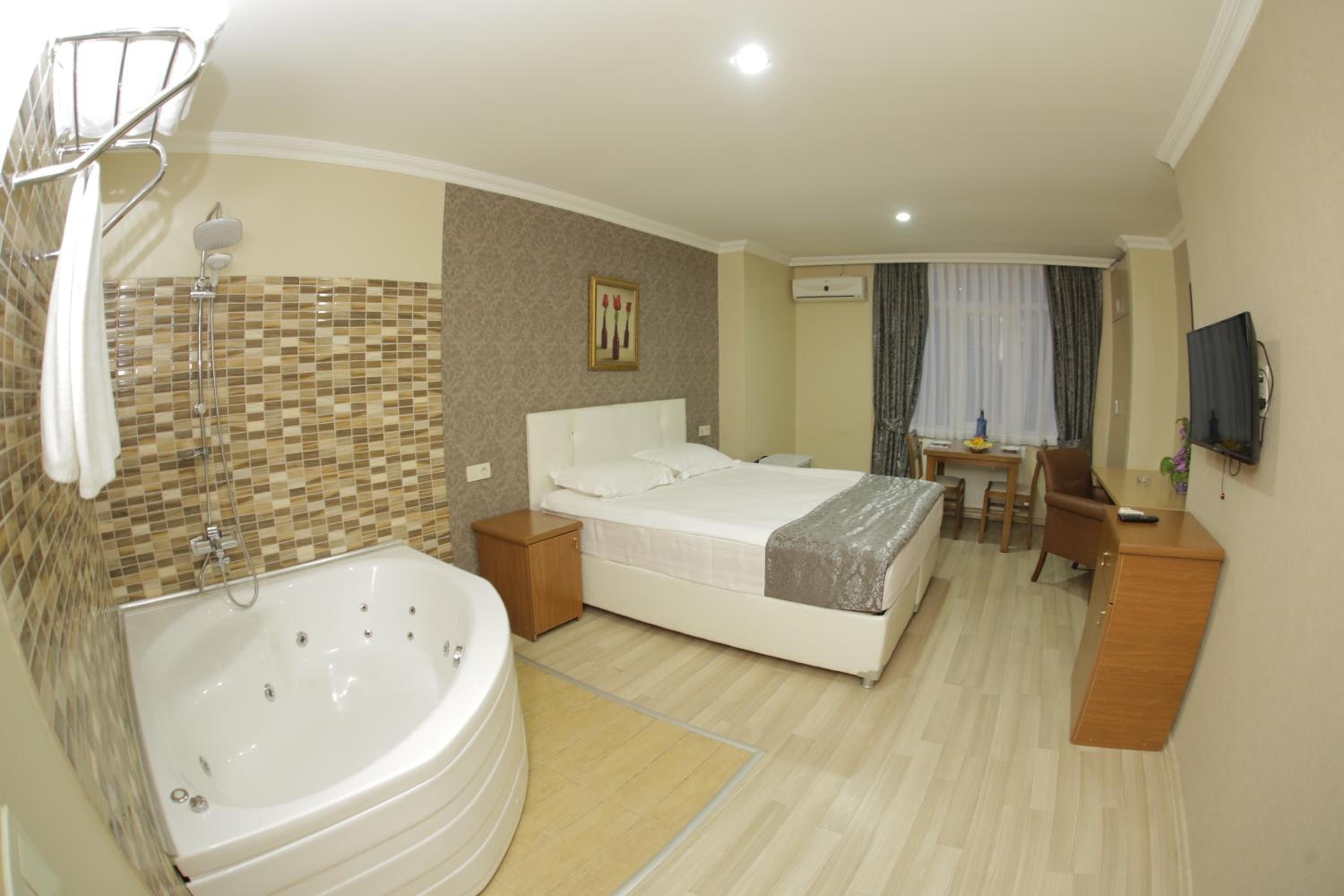 Suite with Hot Tub - Photo 9