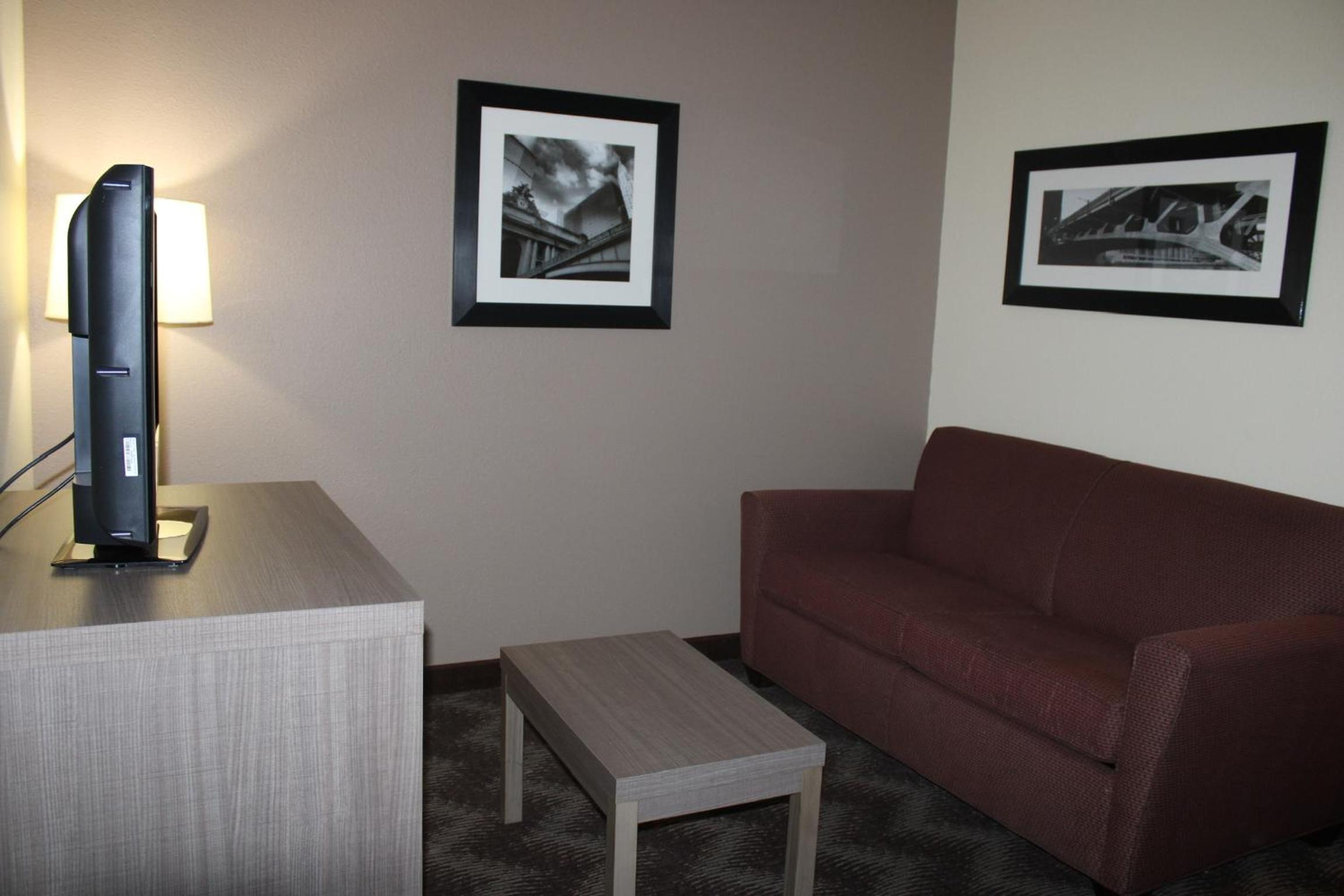 King Suite - Non-Smoking - Photo 10