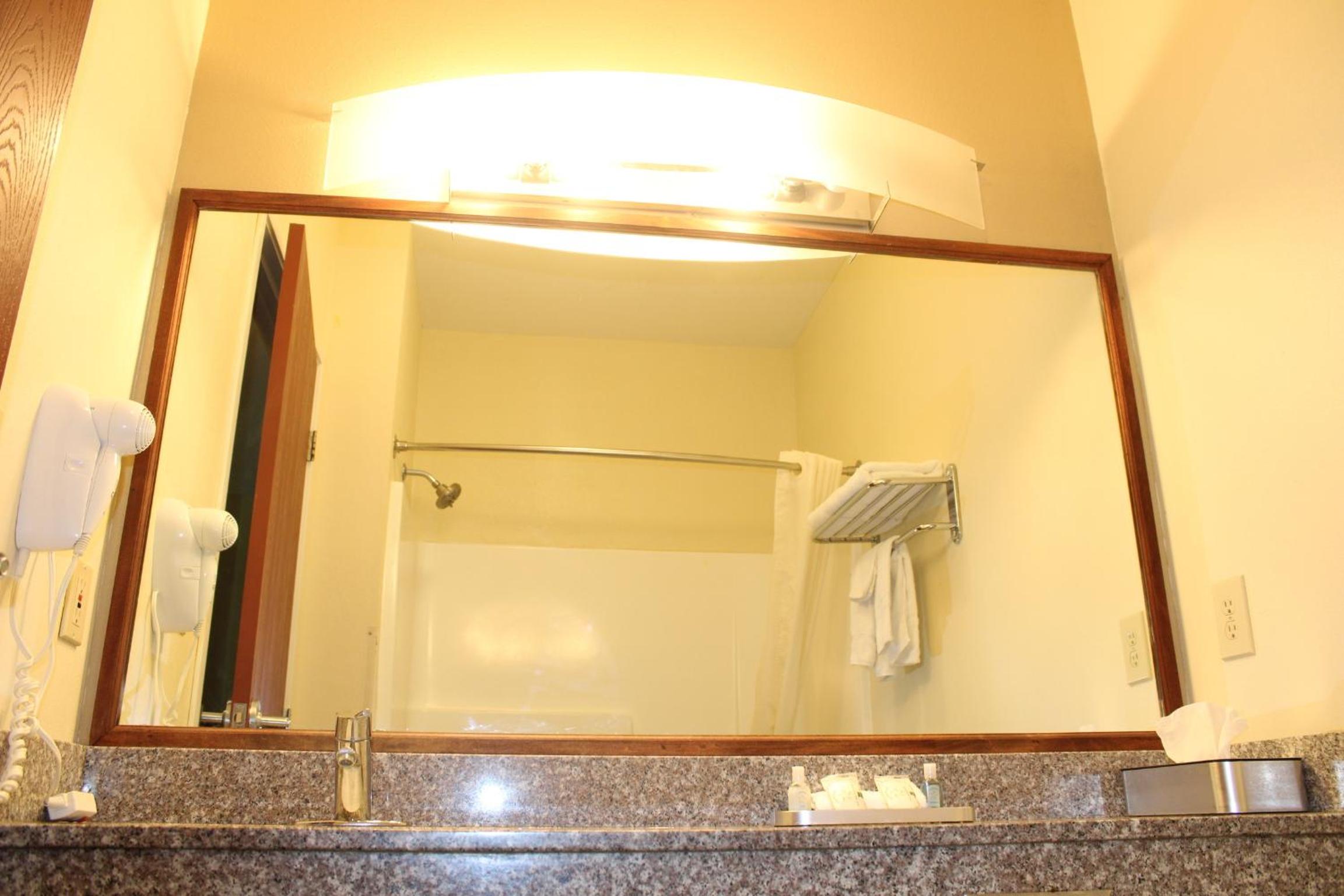 King Suite - Non-Smoking - Photo 9