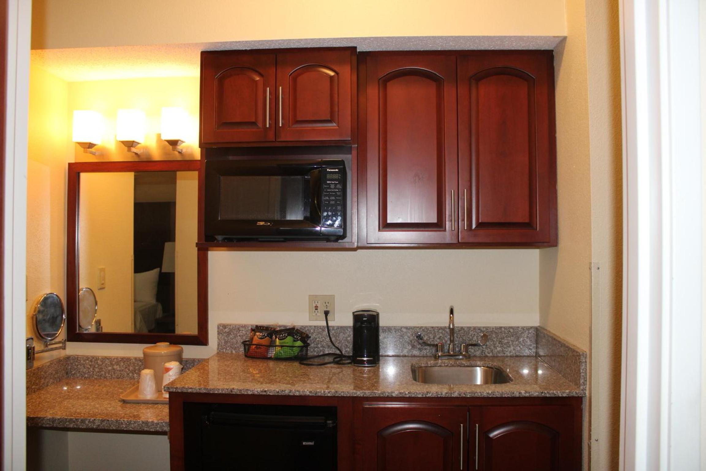 King Suite - Non-Smoking - Photo 2