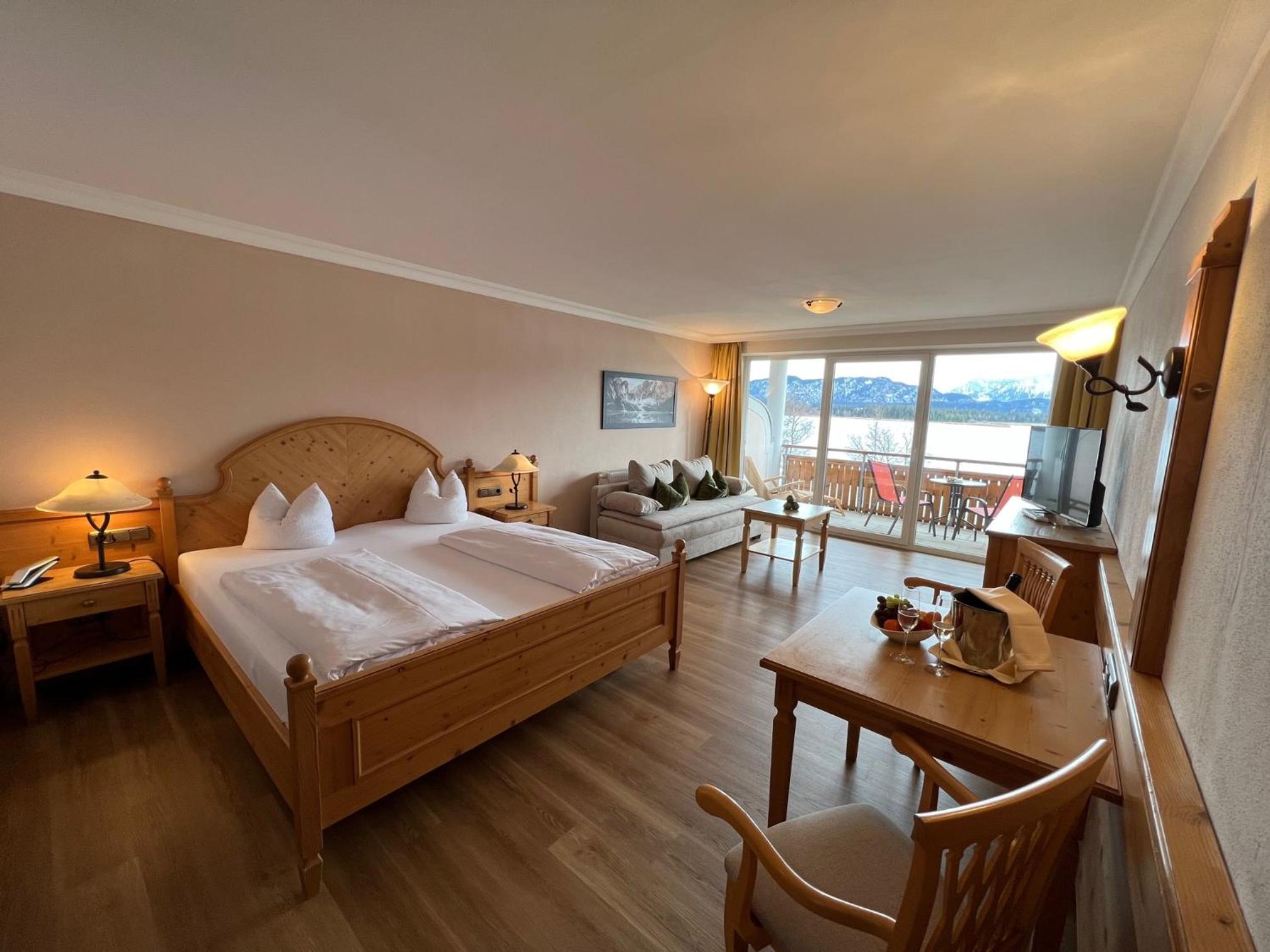 Junior Suite with Lake View - Photo 14